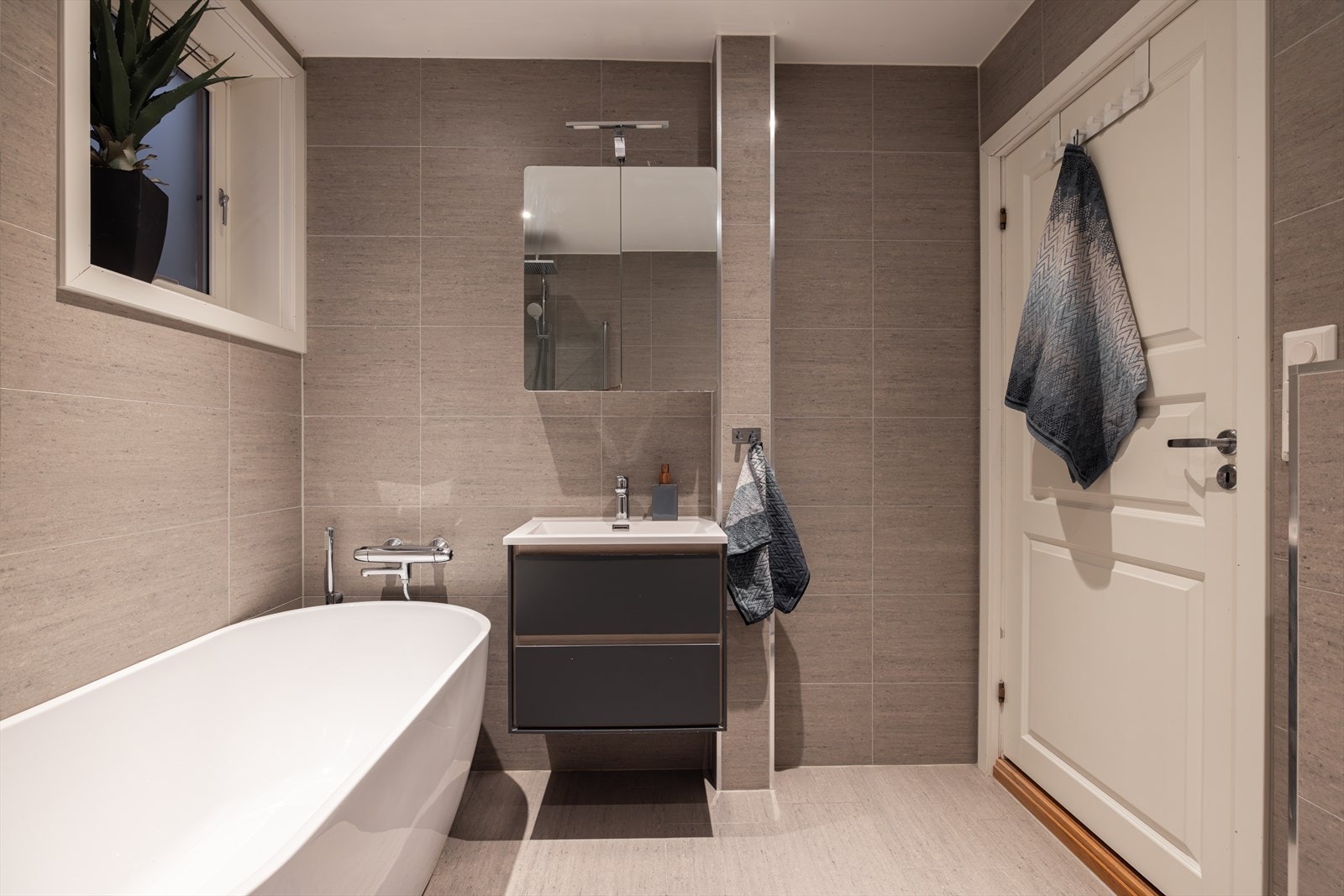 Innredningen består av en servant med skuffer og et speilskap med belysning og stikkontakt. Galleribilde