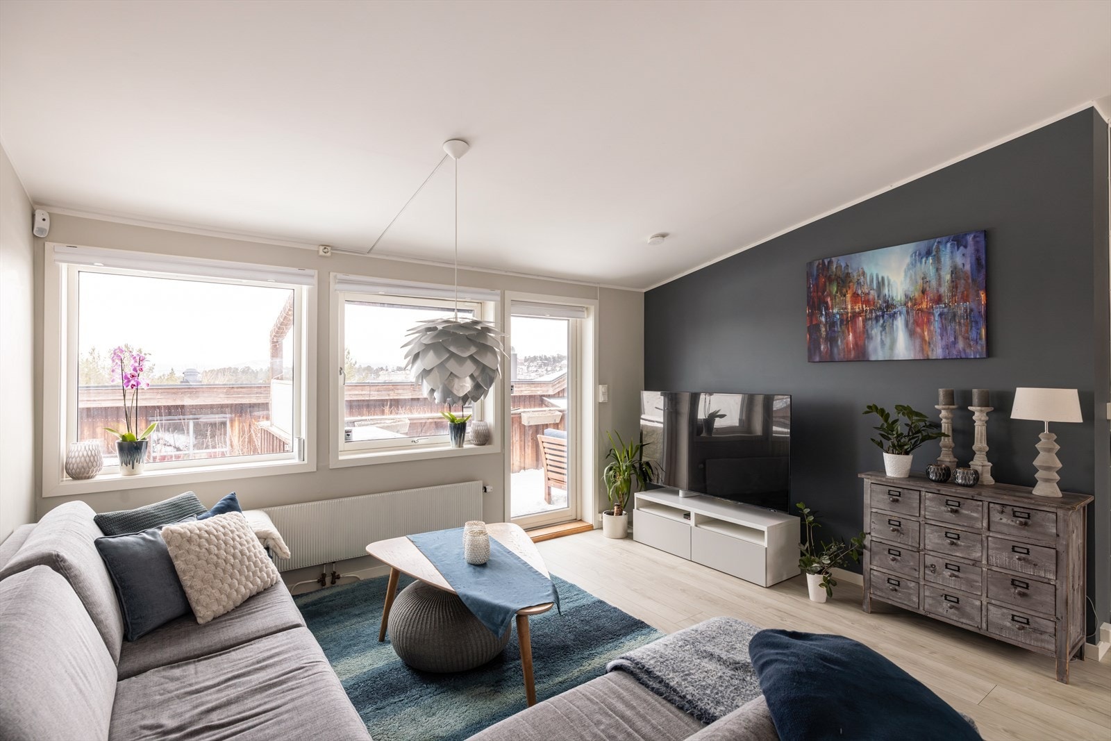 Stuen er et sentralt samlingspunkt med direkte utgang til den nordvestvendte balkongen. Galleribilde