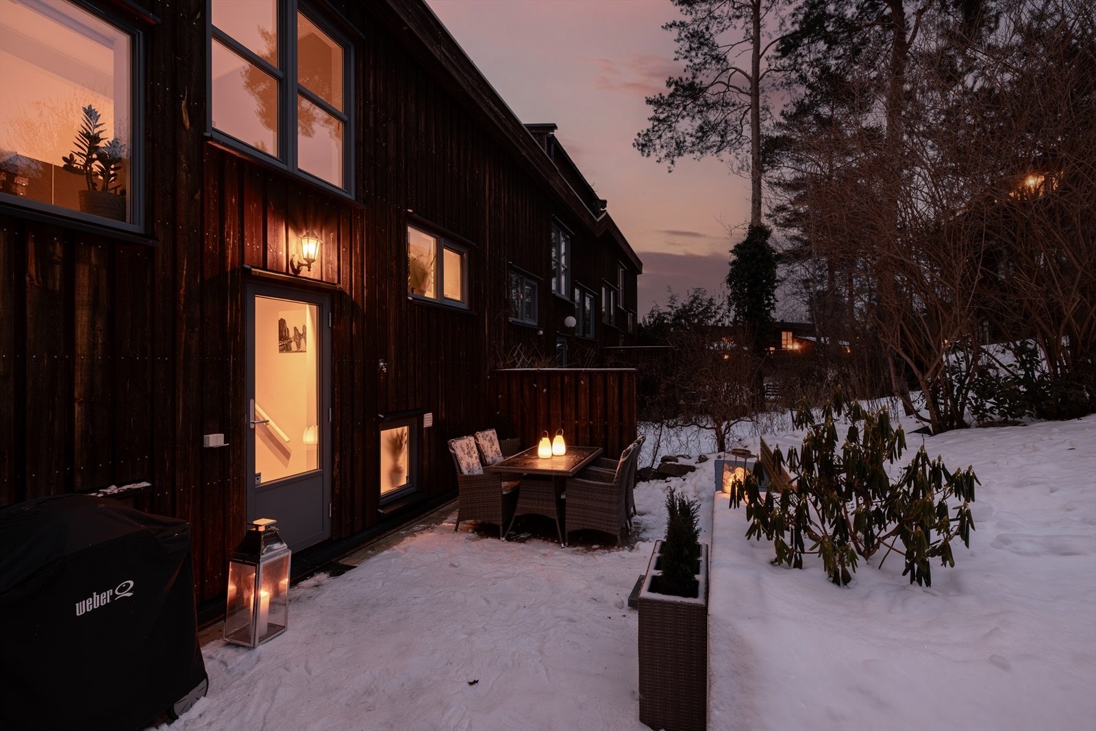 Fra stue- og kjøkkensonen er det utgang til en ny, sørøstvendt terrasse på 18 m², bygget i 2023. Galleribilde