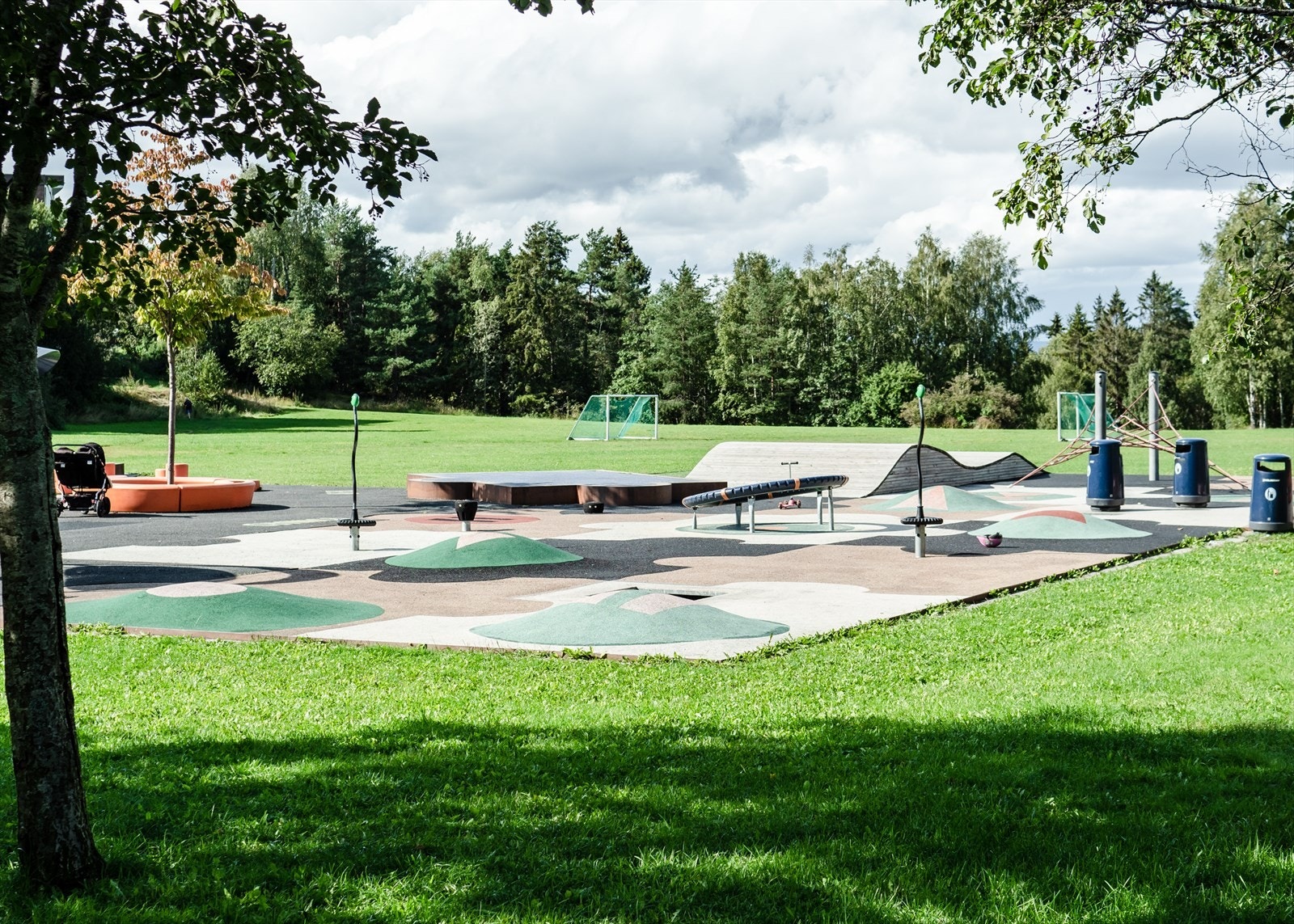 I nærområdet finnes det flotte lekeplasser og grøntområder, som Ravnåsen ballplass. Galleribilde