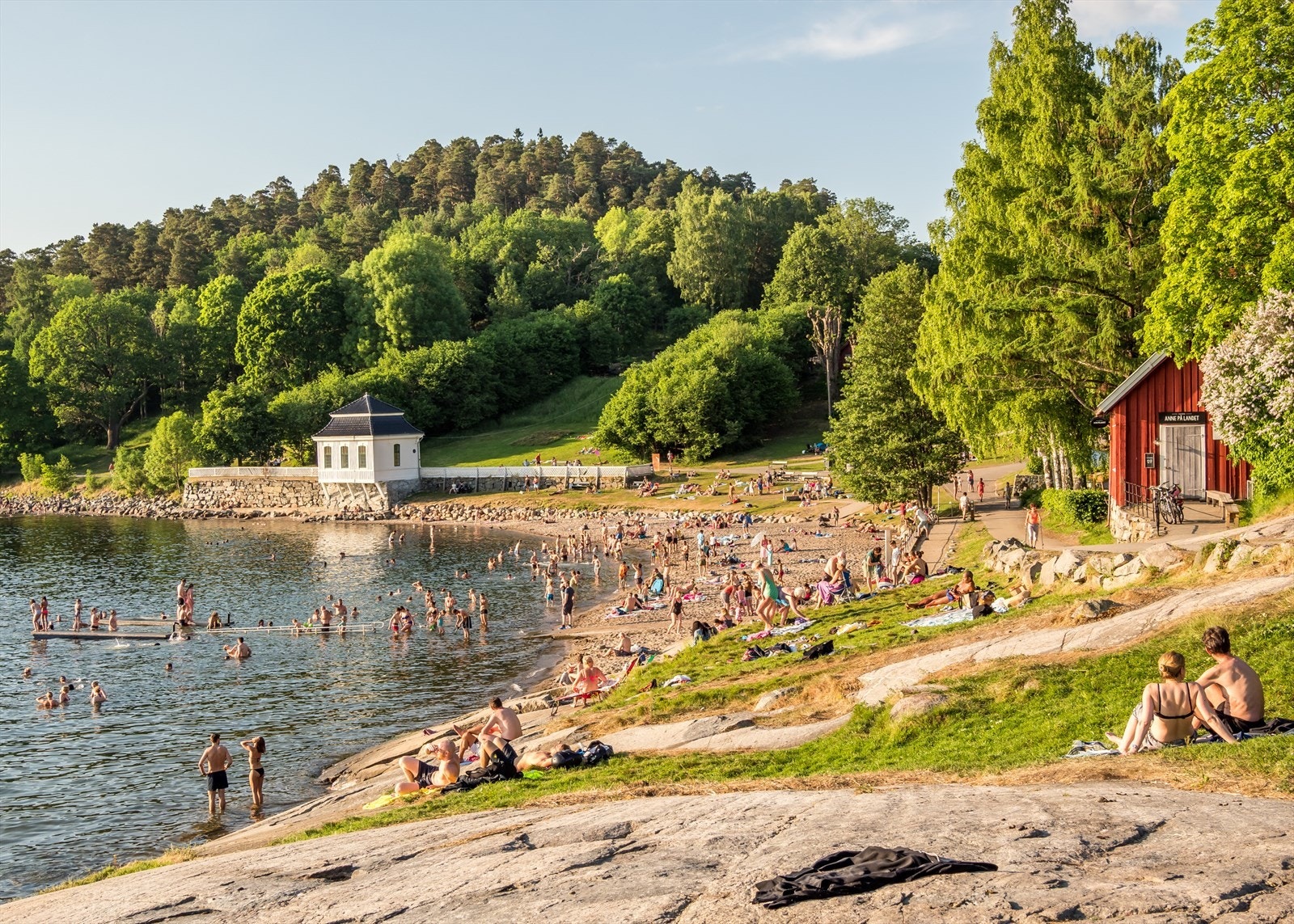 Kort vei til populære badeplasser som Sydstranda og Seterstranda for varme sommerdager. Galleribilde