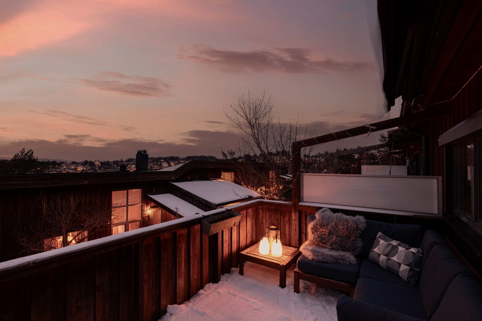 En lun og privat uteplass med fantastisk utsikt og gode solforhold. Galleribilde