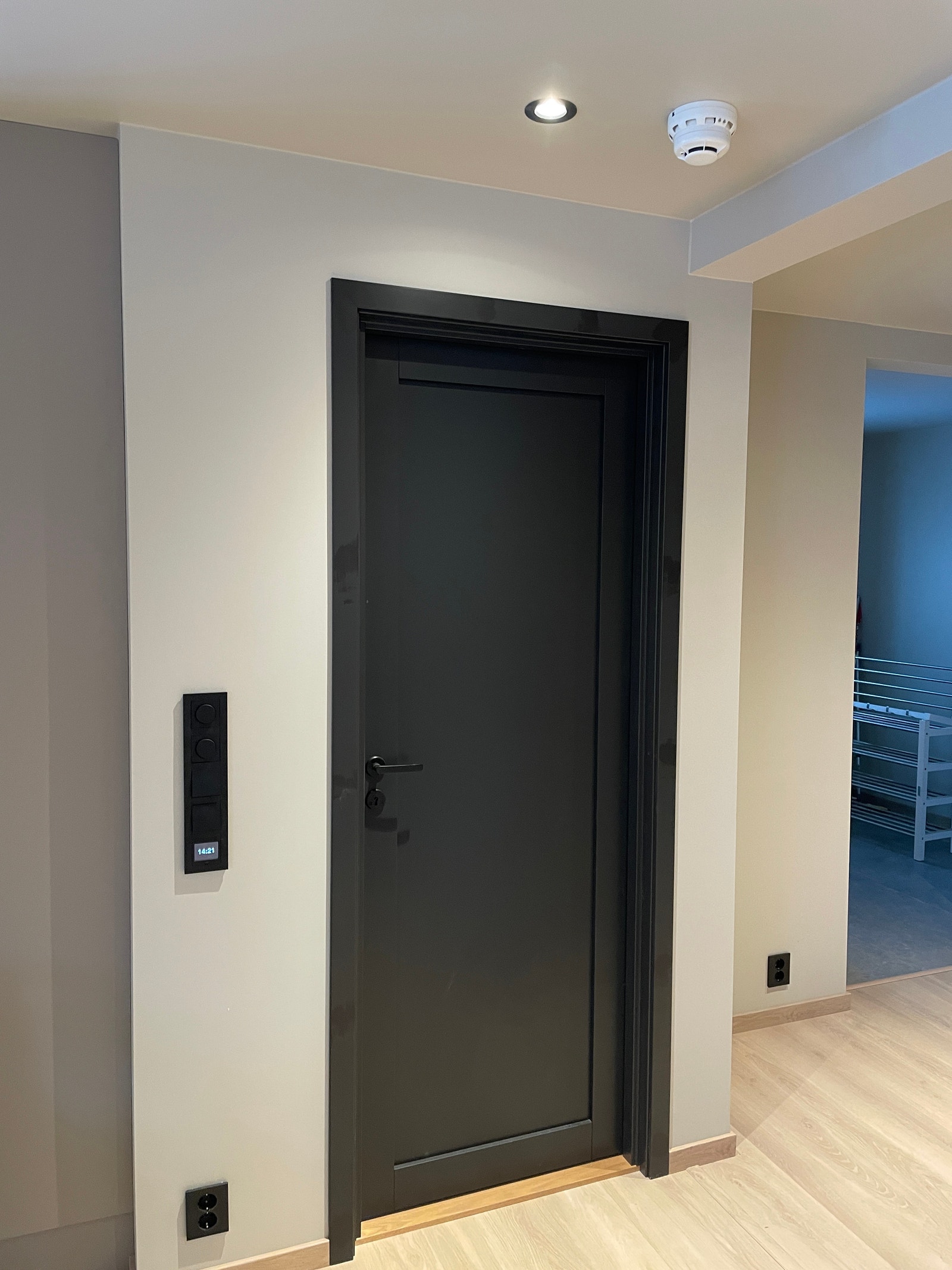 Flotte dører og alle stikkontakter og brytere i sort design utførelse. Galleribilde