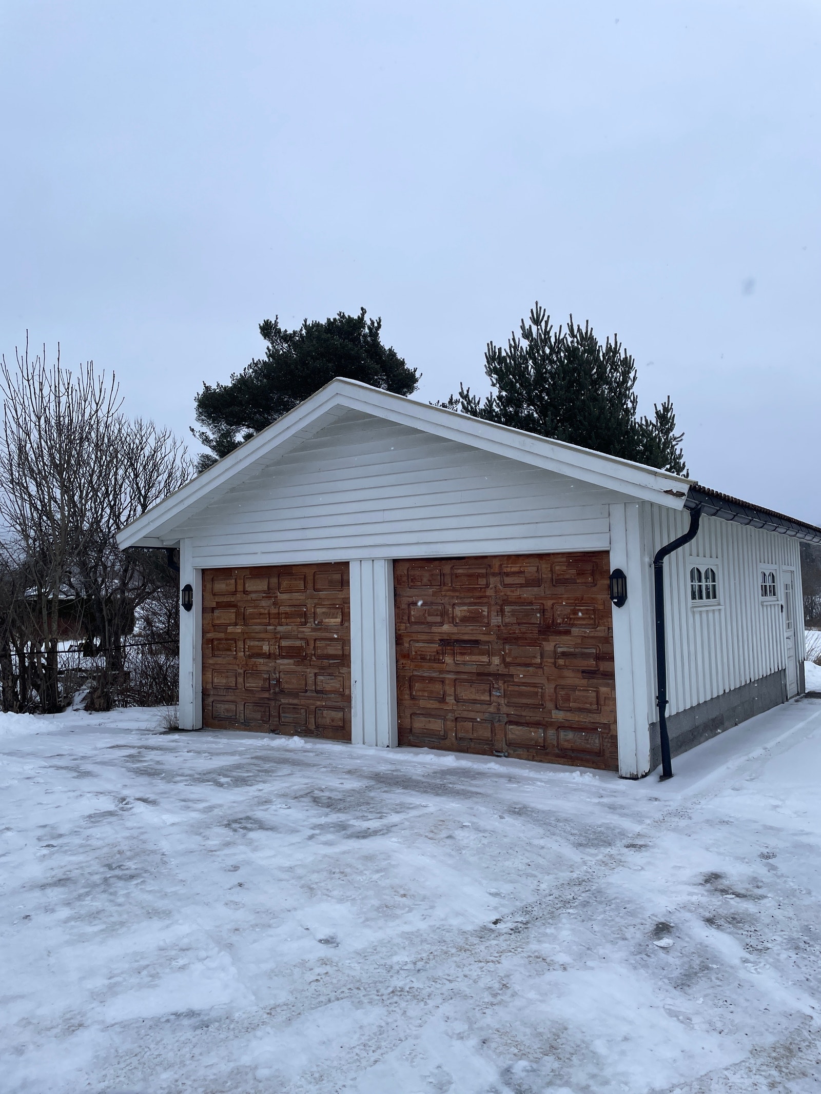 Garasjeplass med elbil lader Galleribilde