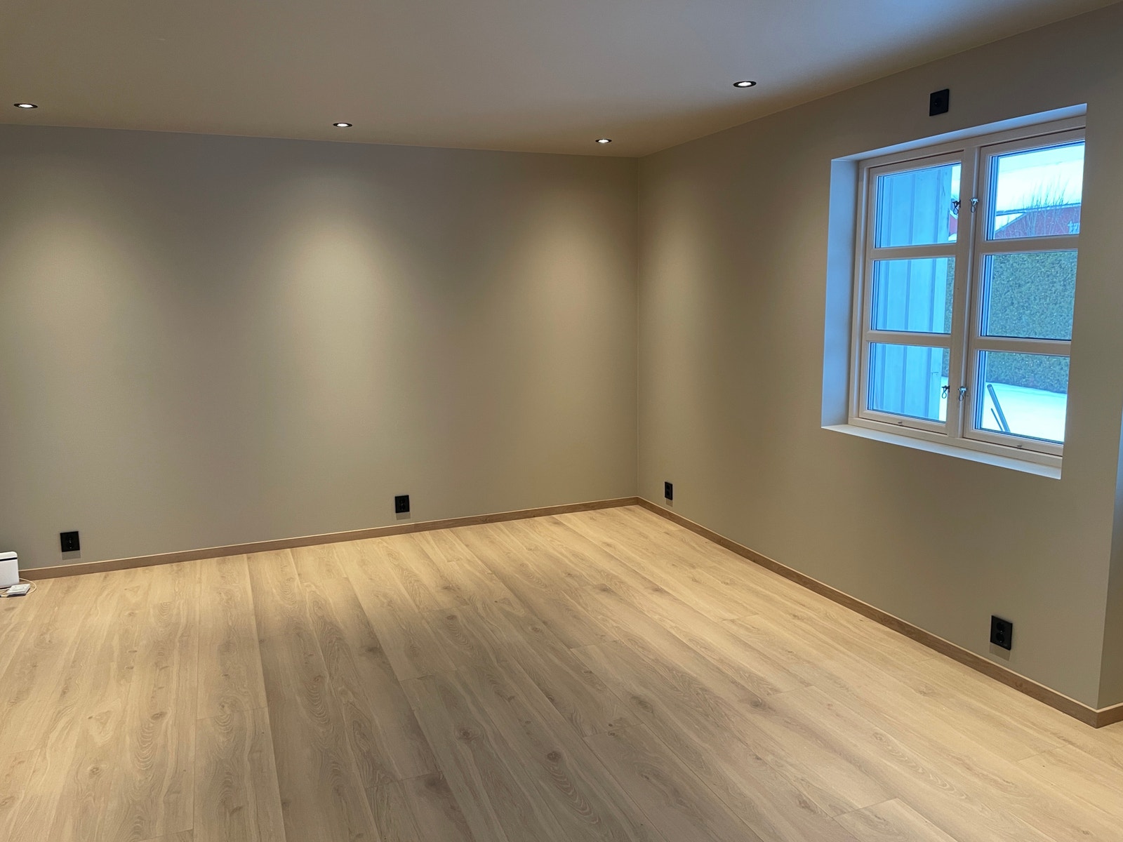 Stor stue med god plass for sofa Galleribilde