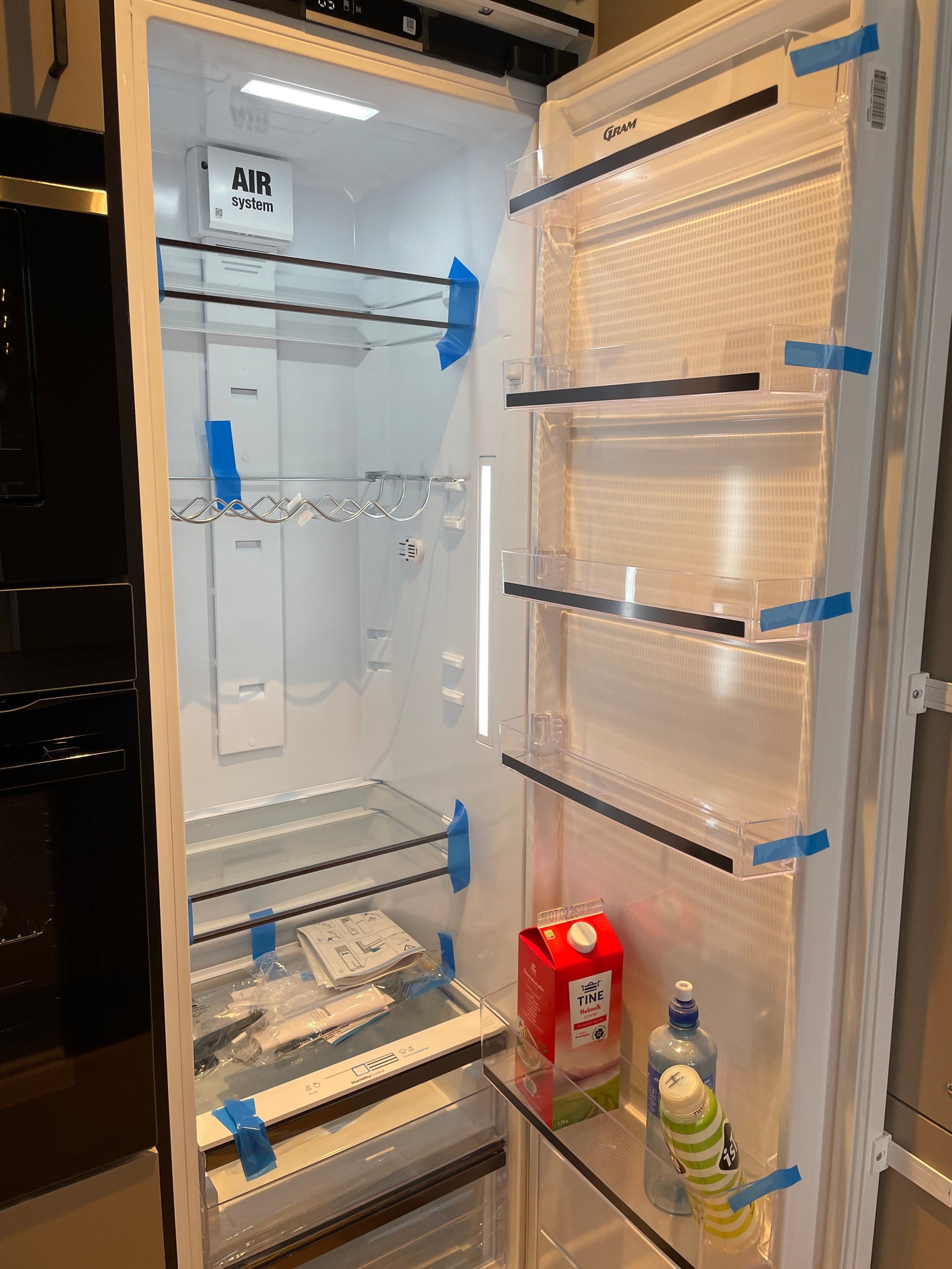 Stort nytt kjøleskap Galleribilde