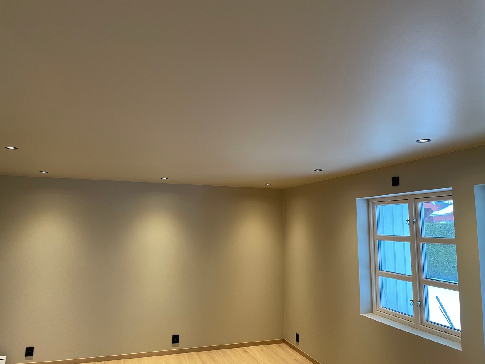 Moderne LED belysning av 27 spot og moderne listefri utførelse og farger. Galleribilde