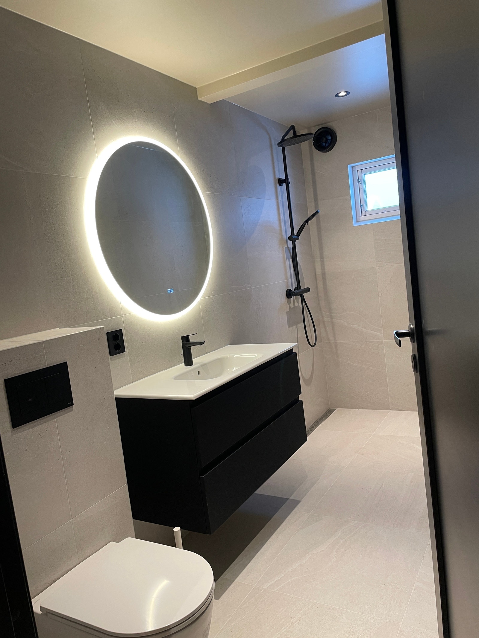 Nytt bad med fliser, varmekabel, spot belysning Galleribilde