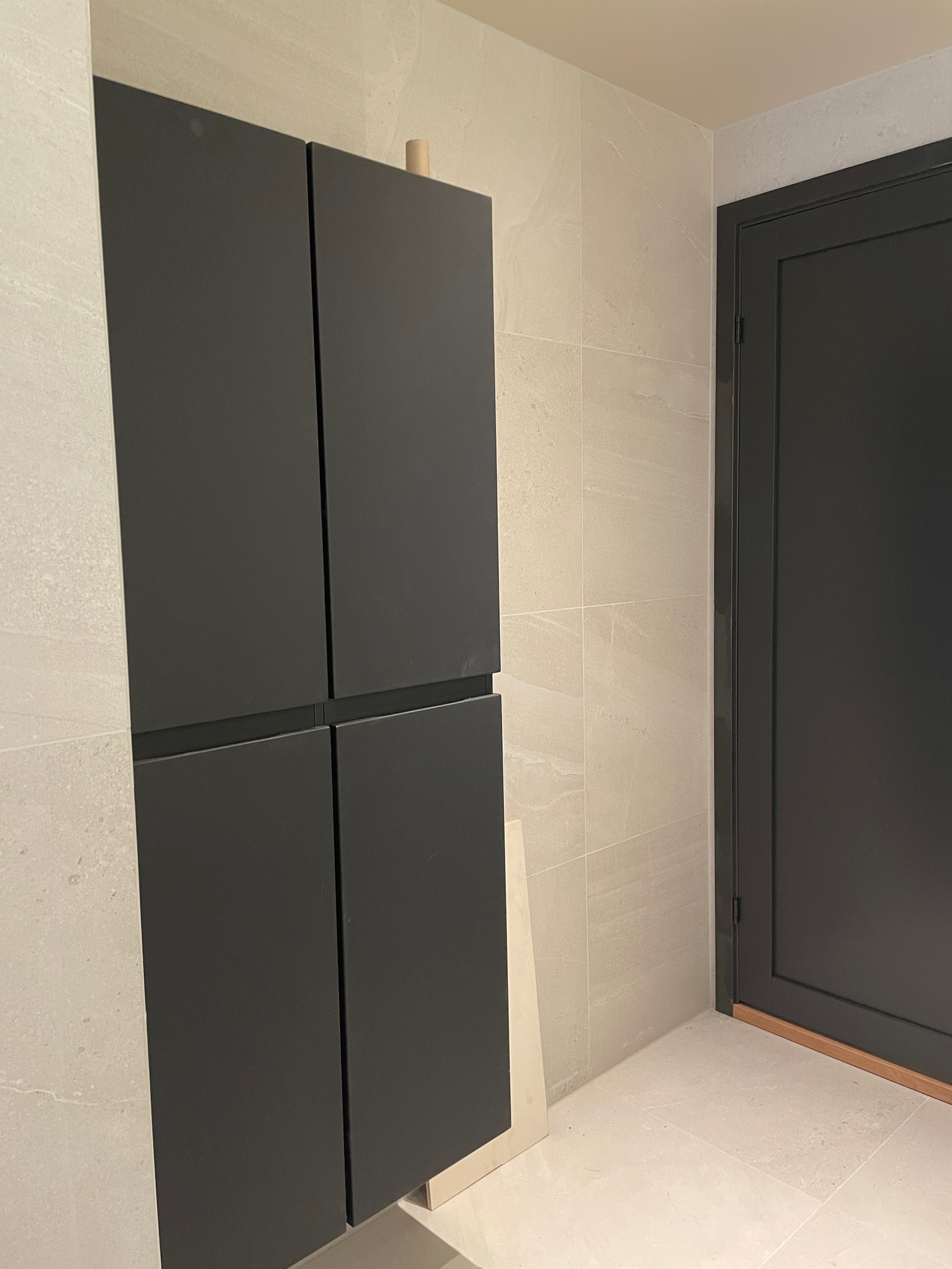 2 stk. skap på vegg på bad for håndklær og kluter osv. Galleribilde