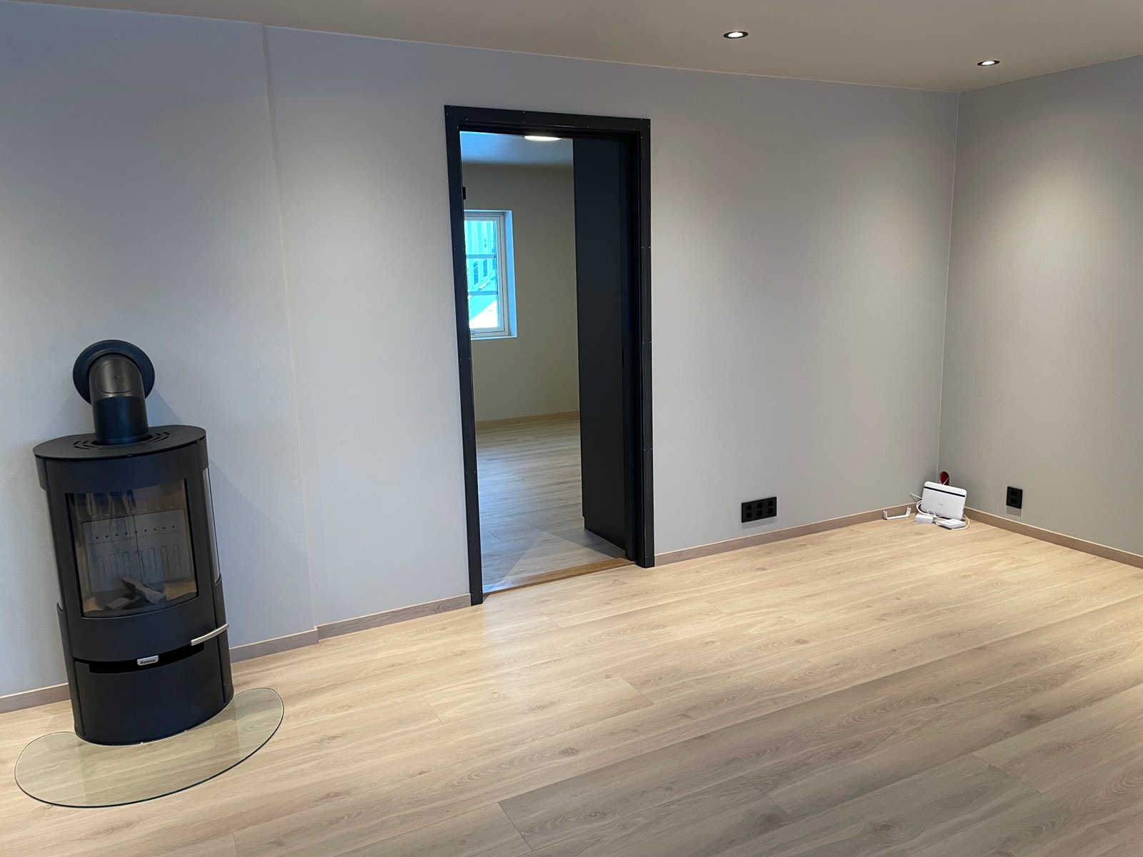 Stue med TV-vegg i hjørne. Galleribilde