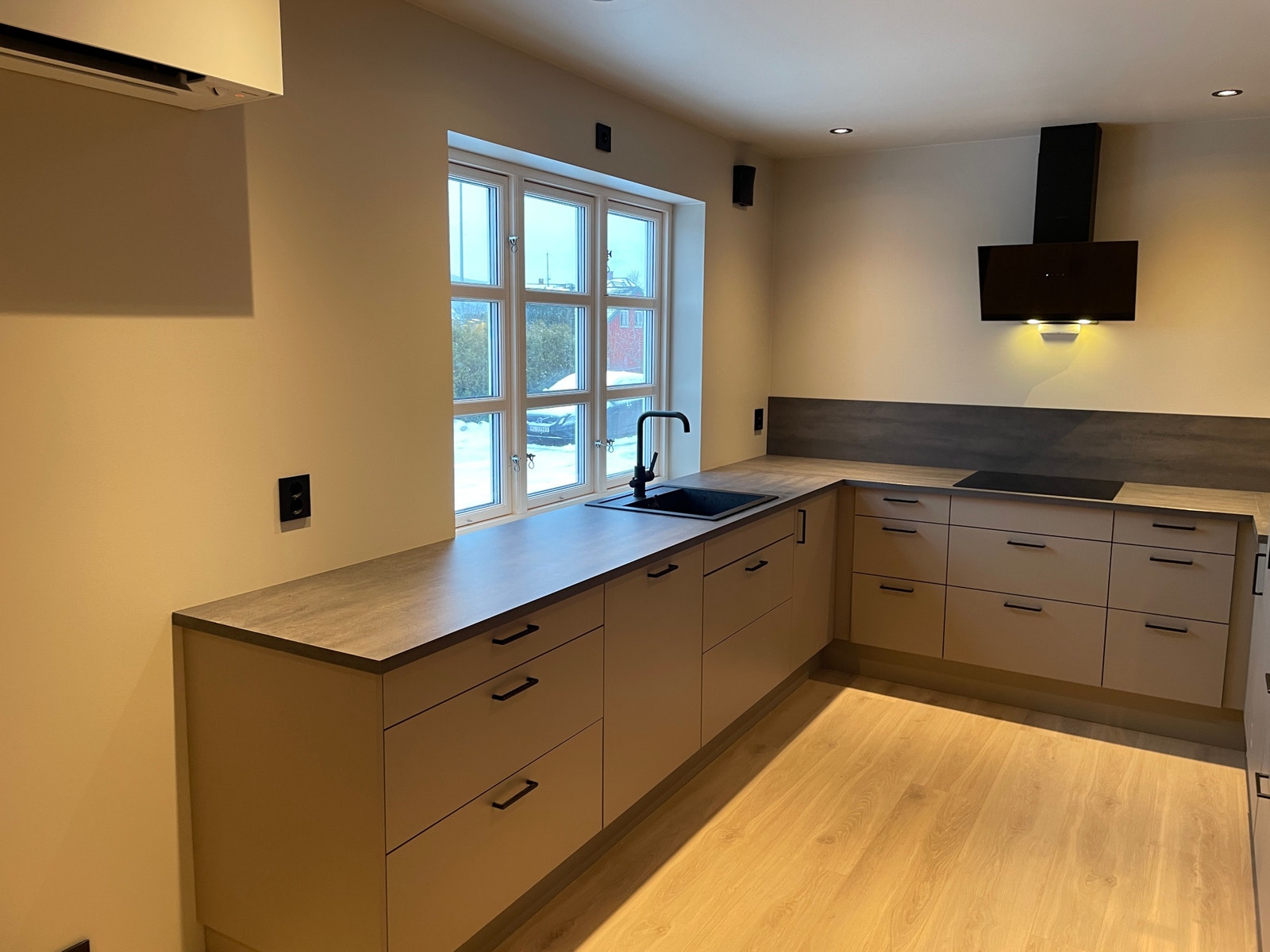 Nytt flott kjøkken med rikelig benkeplass og skapplass. Galleribilde