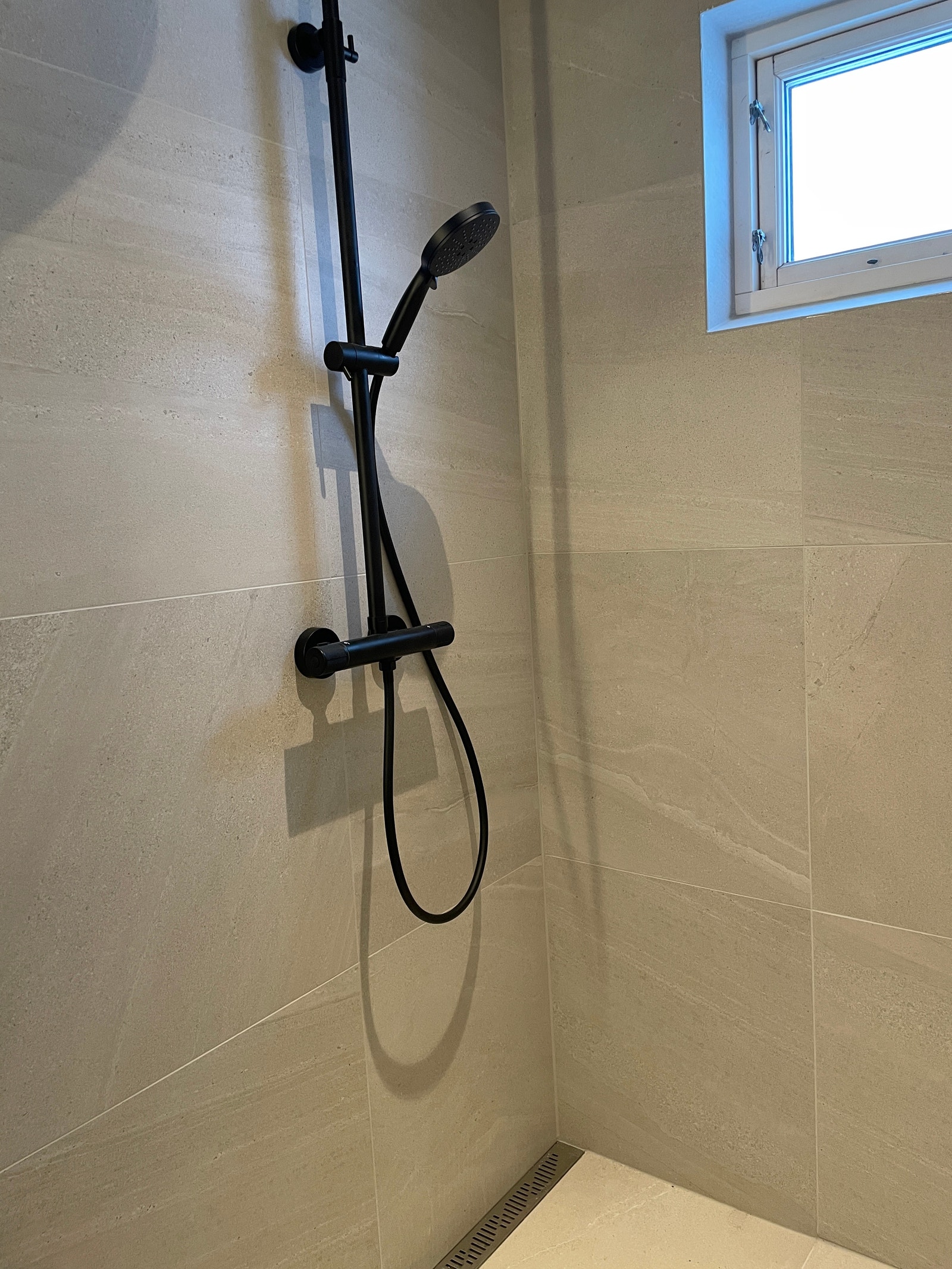 Dusj med moderne slukrist ved vegg, her blir det montert ny flott glassvegg. Galleribilde