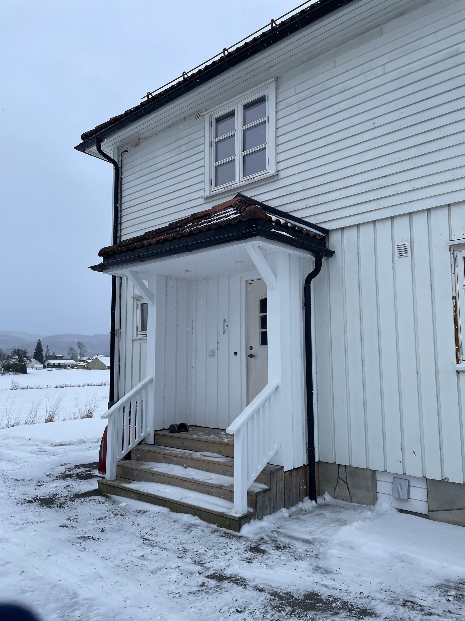 Leiligheten har egen inngang fra parkering. Galleribilde