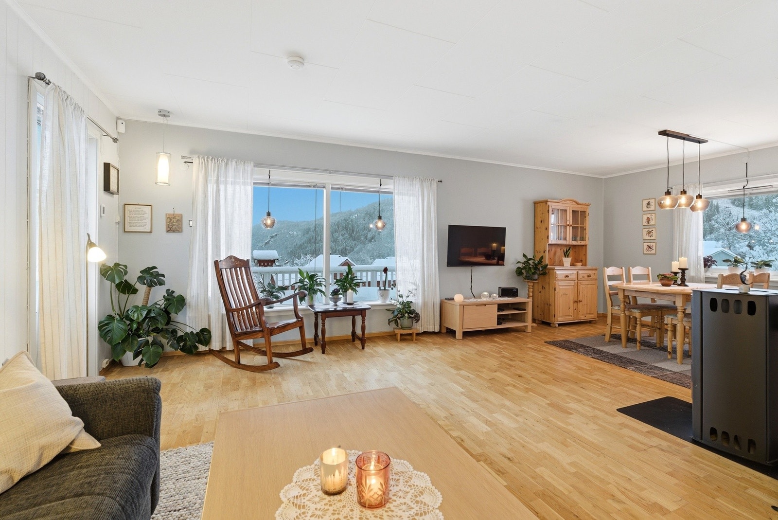 Store vindusflater slipper inn godt med naturlig lys i etasjen Galleribilde