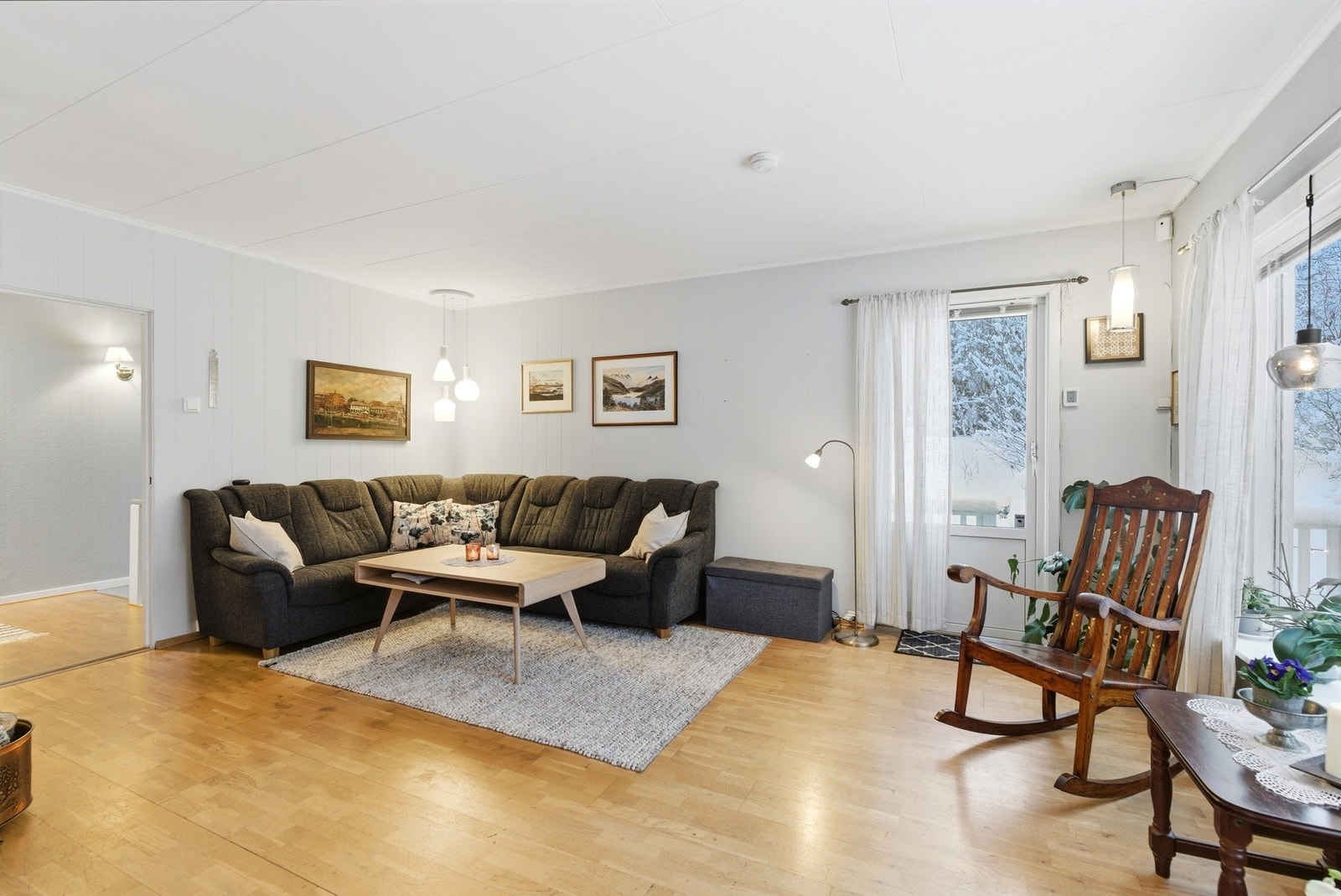 Utgang til altan og hage med gode lys- og solforhold Galleribilde