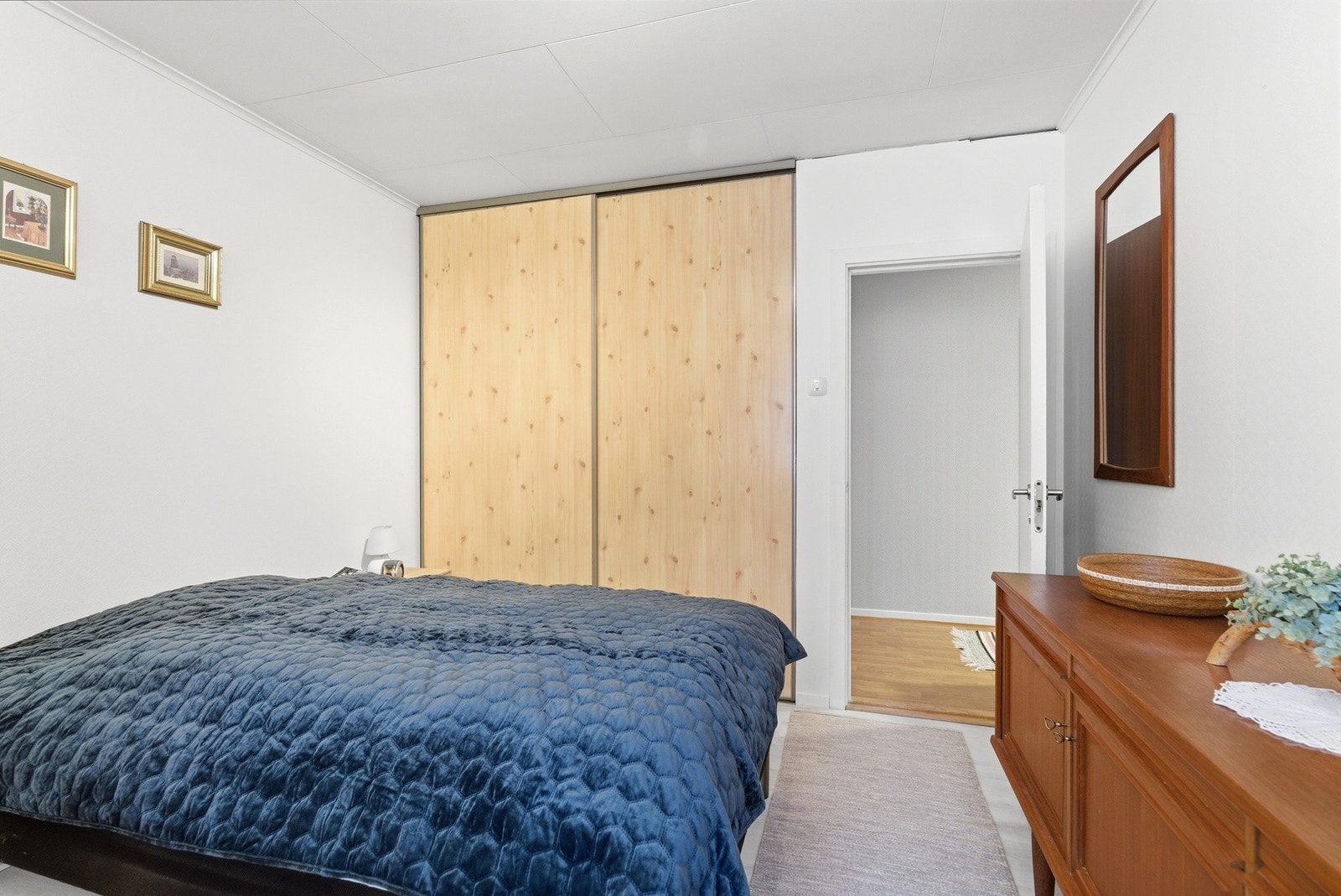 Soverom nr. 1 med skyvedørsgarderobe Galleribilde