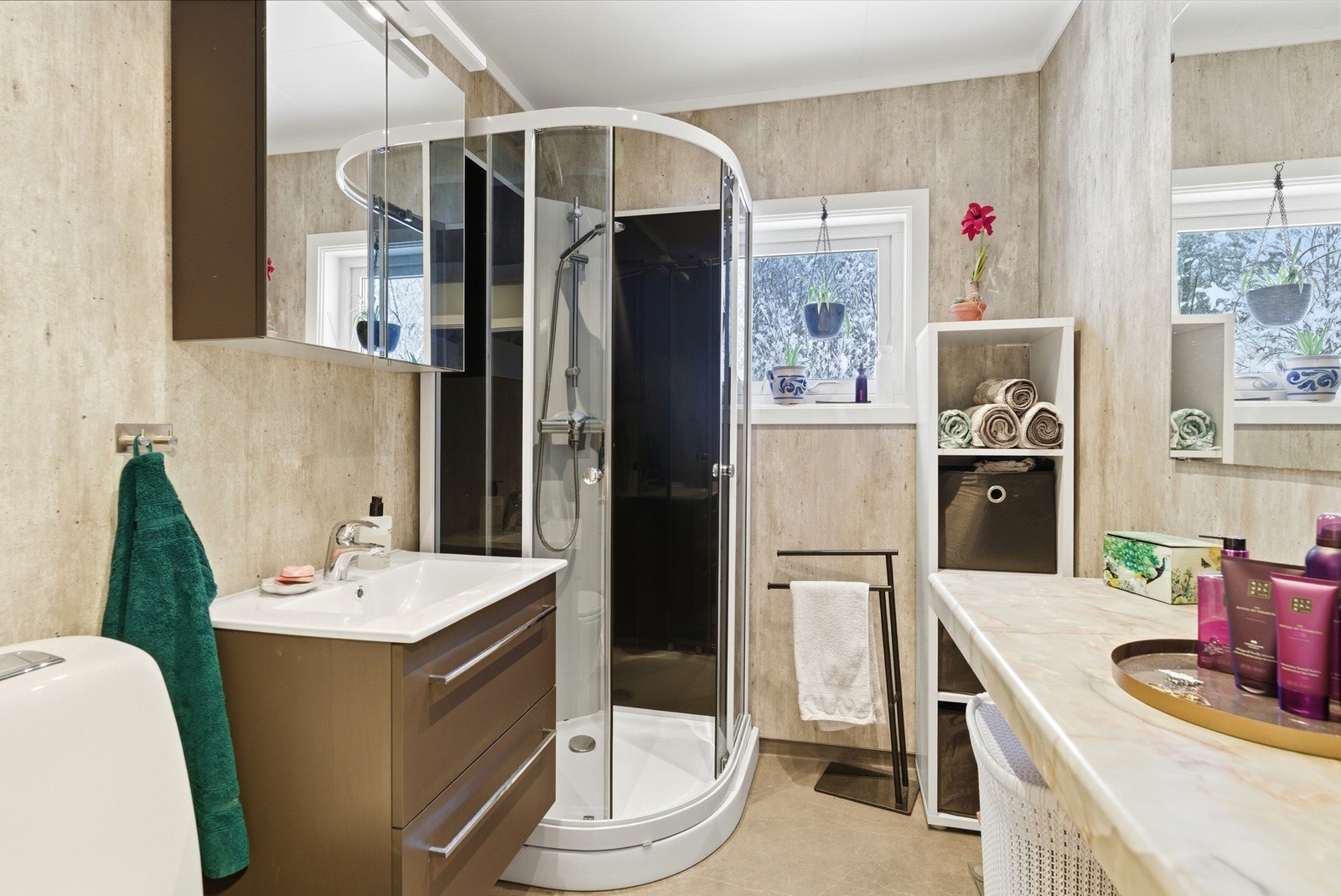 Badet er renovert i 2022. med baderomsplater på veggene og vinylbelegg med varmekabler på gulvet. Galleribilde