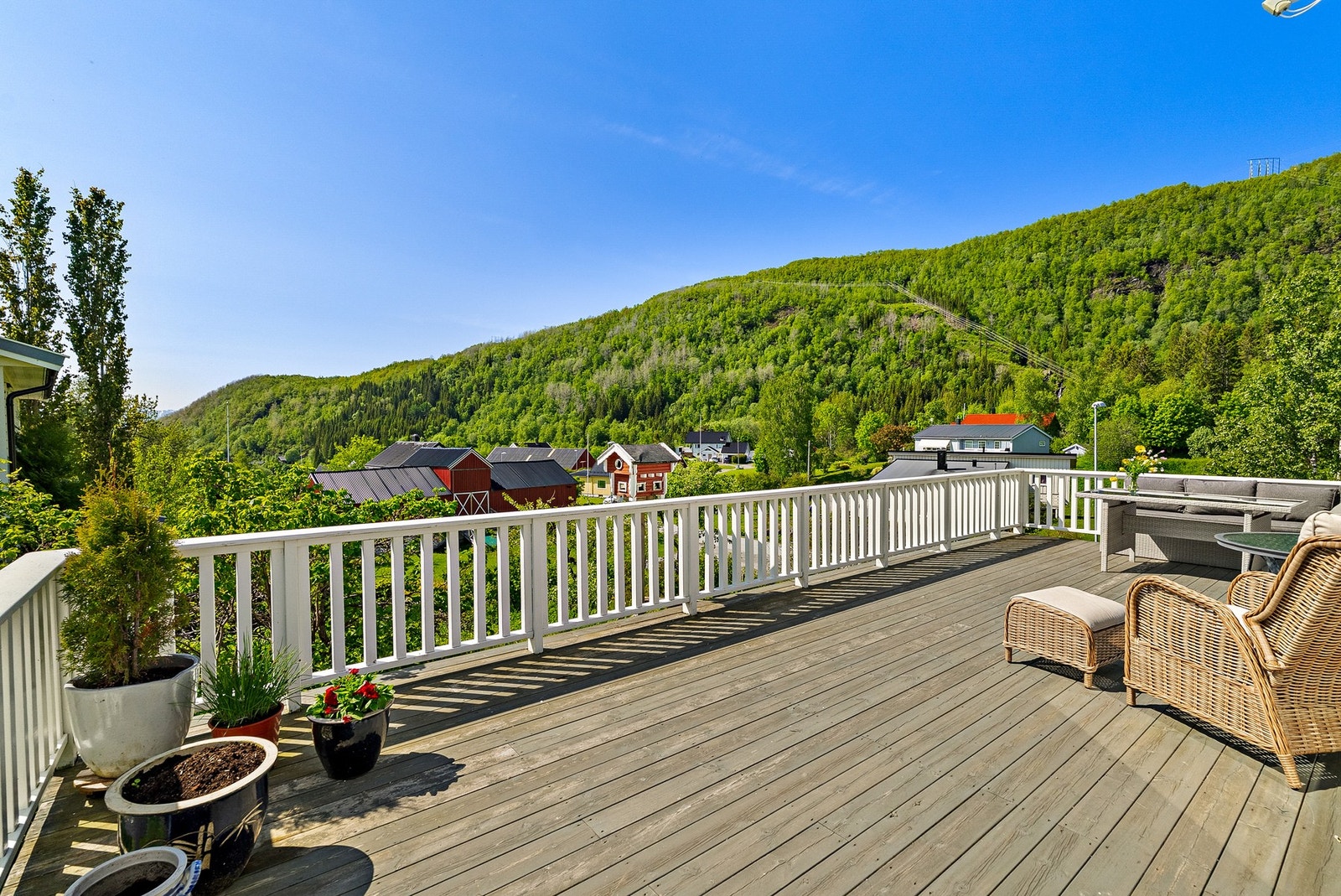 Romslig altan med gode lys- og solforhold Galleribilde