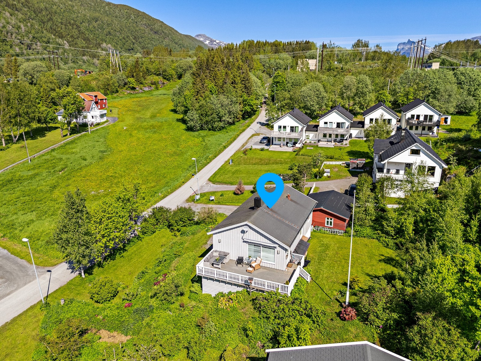 Boligen ligger fint til i feltet, med en tomt på hele 1472 kvm Galleribilde