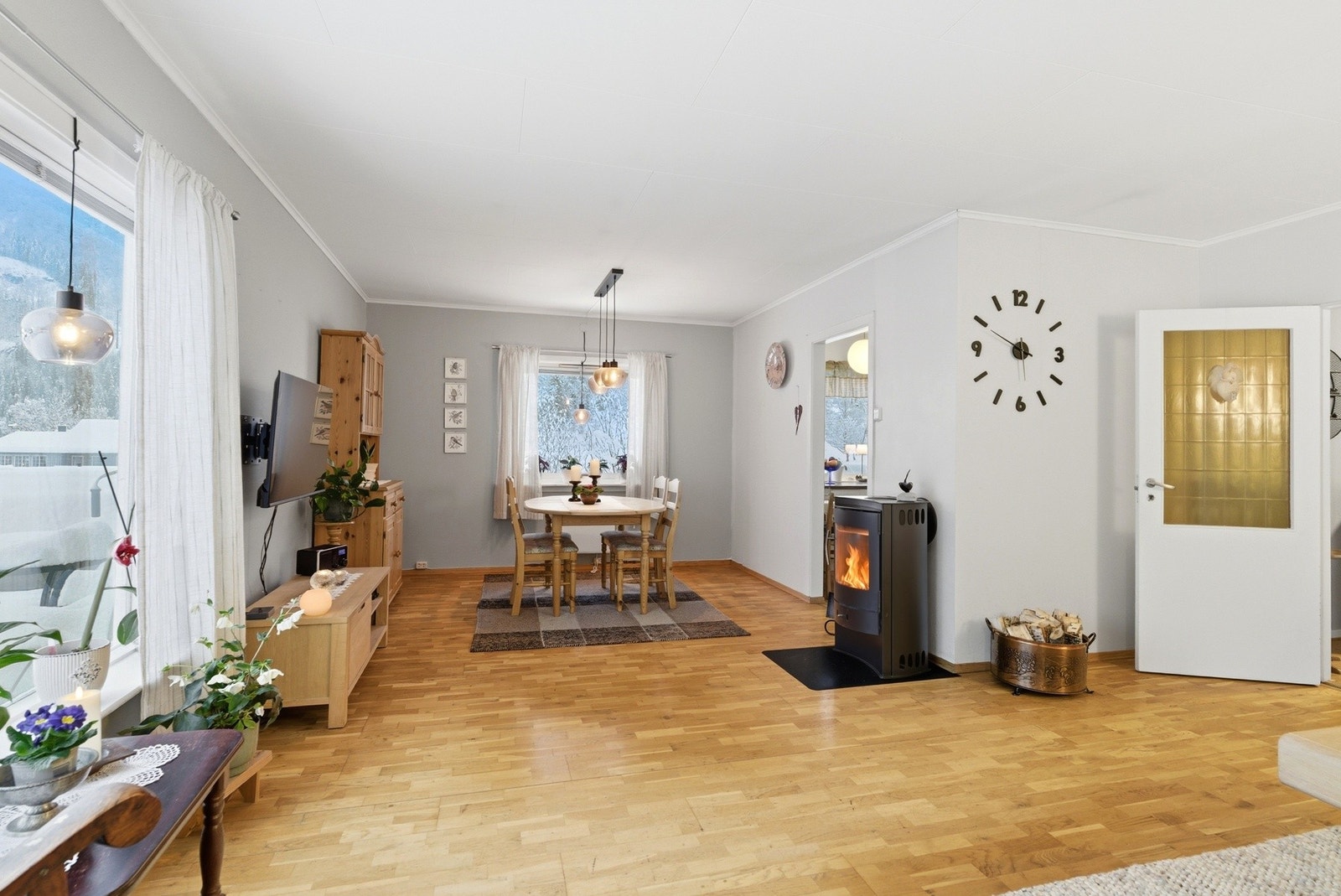 God plass til spisegruppe i tilknytning til kjøkken Galleribilde