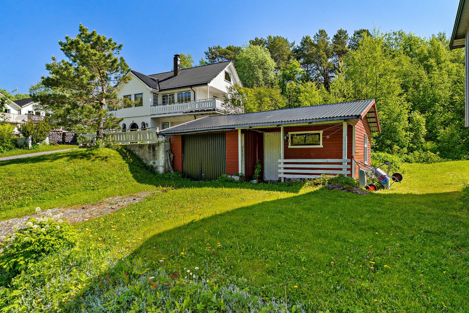 Garasje med innlagt strøm og vippeport - Tilbygget med lagringsplass Galleribilde