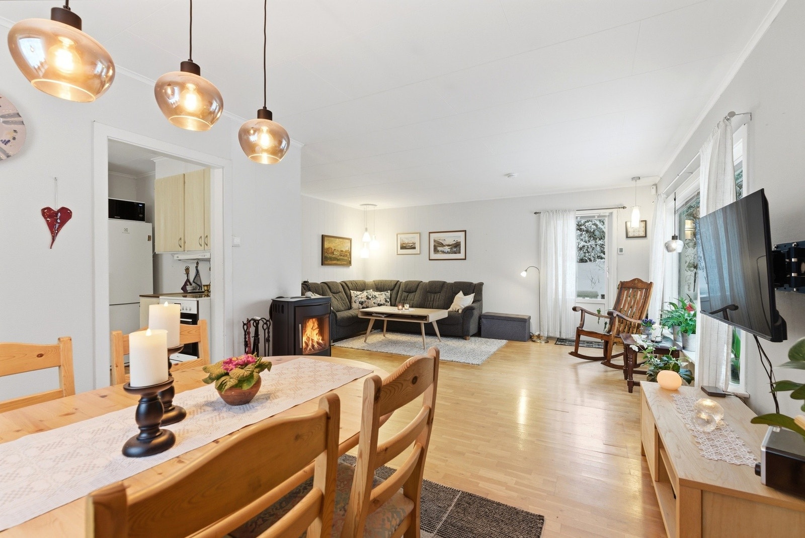 God plass til spisegruppe i tilknytning til kjøkken Galleribilde