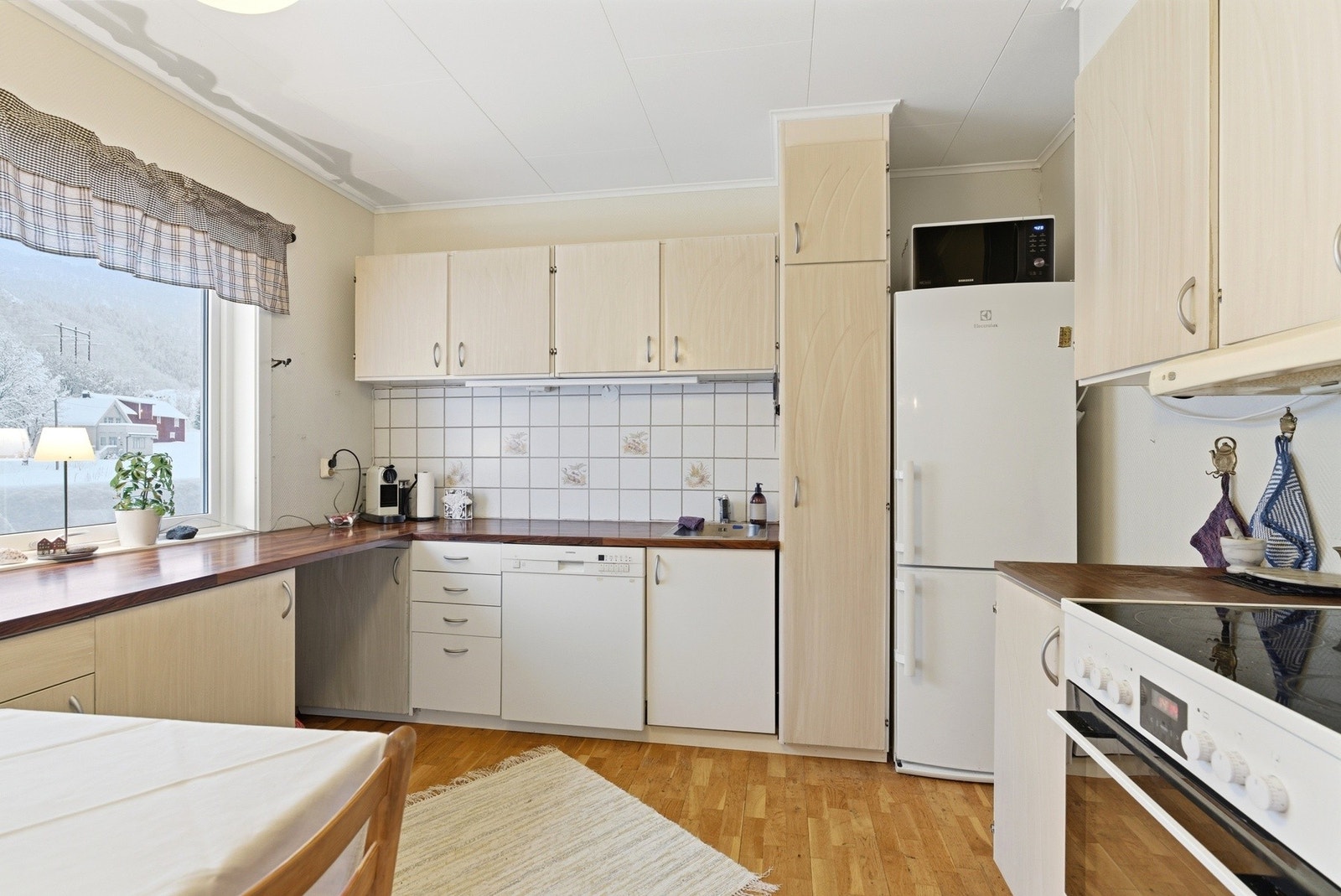 Godt utbygget kjøkken med god skap- og benkeplass. Kjøkkenet har glatte fronter og benkeplate av laminat - Opplegg for oppvaskmaskin Galleribilde