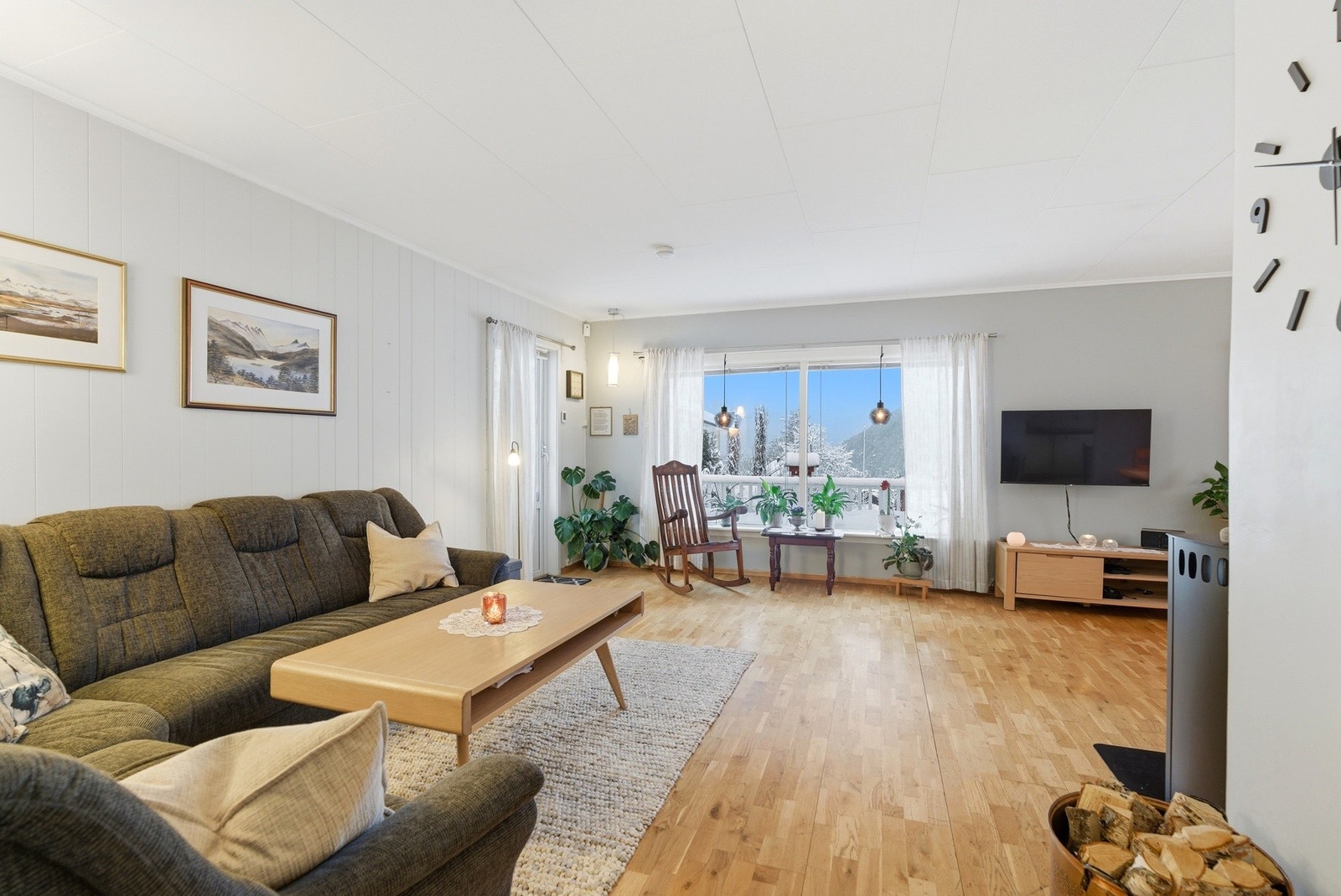 Stuen har to-delt planløsning med en del for sofagruppe og en for spisestuen. Galleribilde