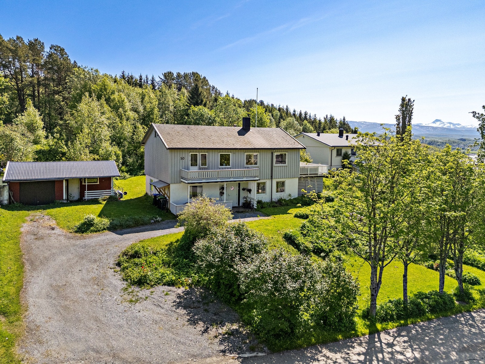 God plass til parkering på tomten og i garasje Galleribilde