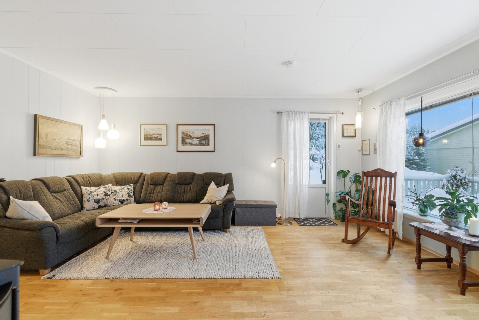 God plass til sofagruppe og tilhørende møblement. Galleribilde