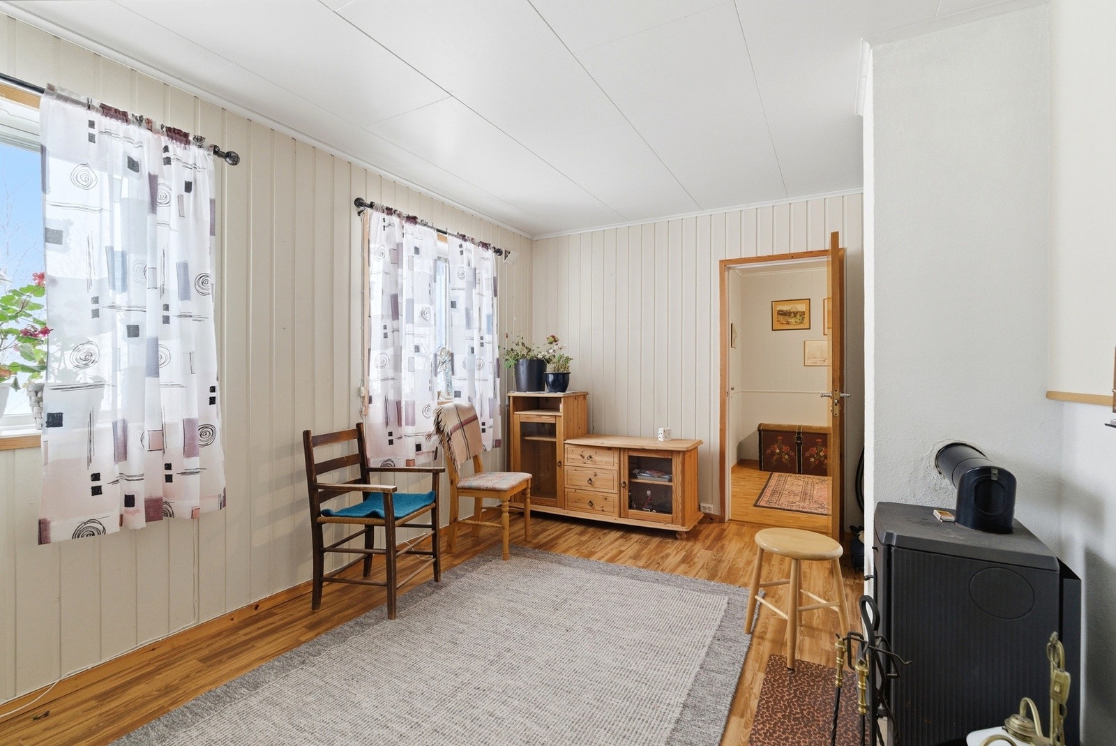 Innredet kjellerstue med vedfyring (godkjent som hobbyrom i originale plantegninger) Galleribilde