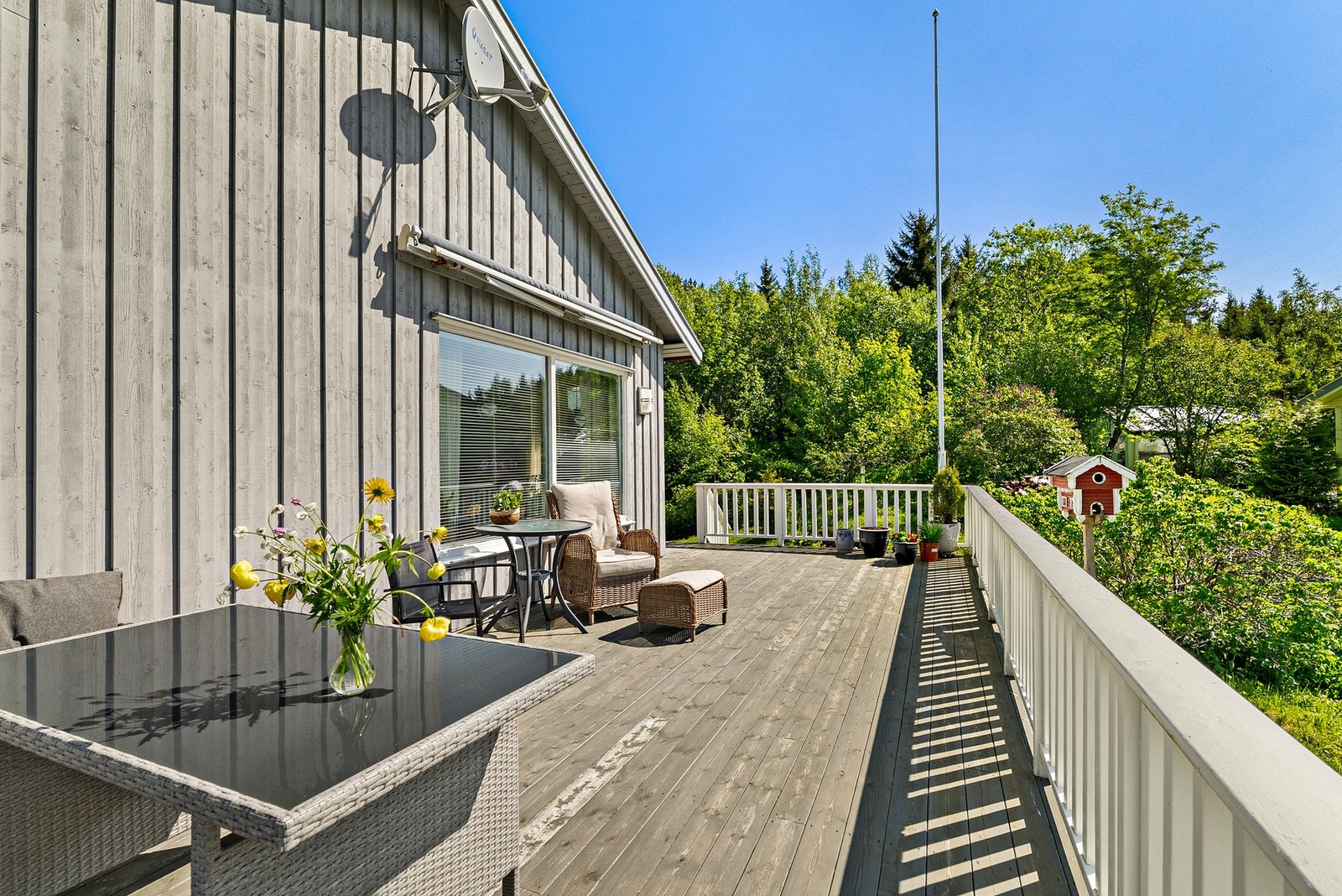 Romslig altan, med trapp ned til hage med gode lys- og solforhold Galleribilde