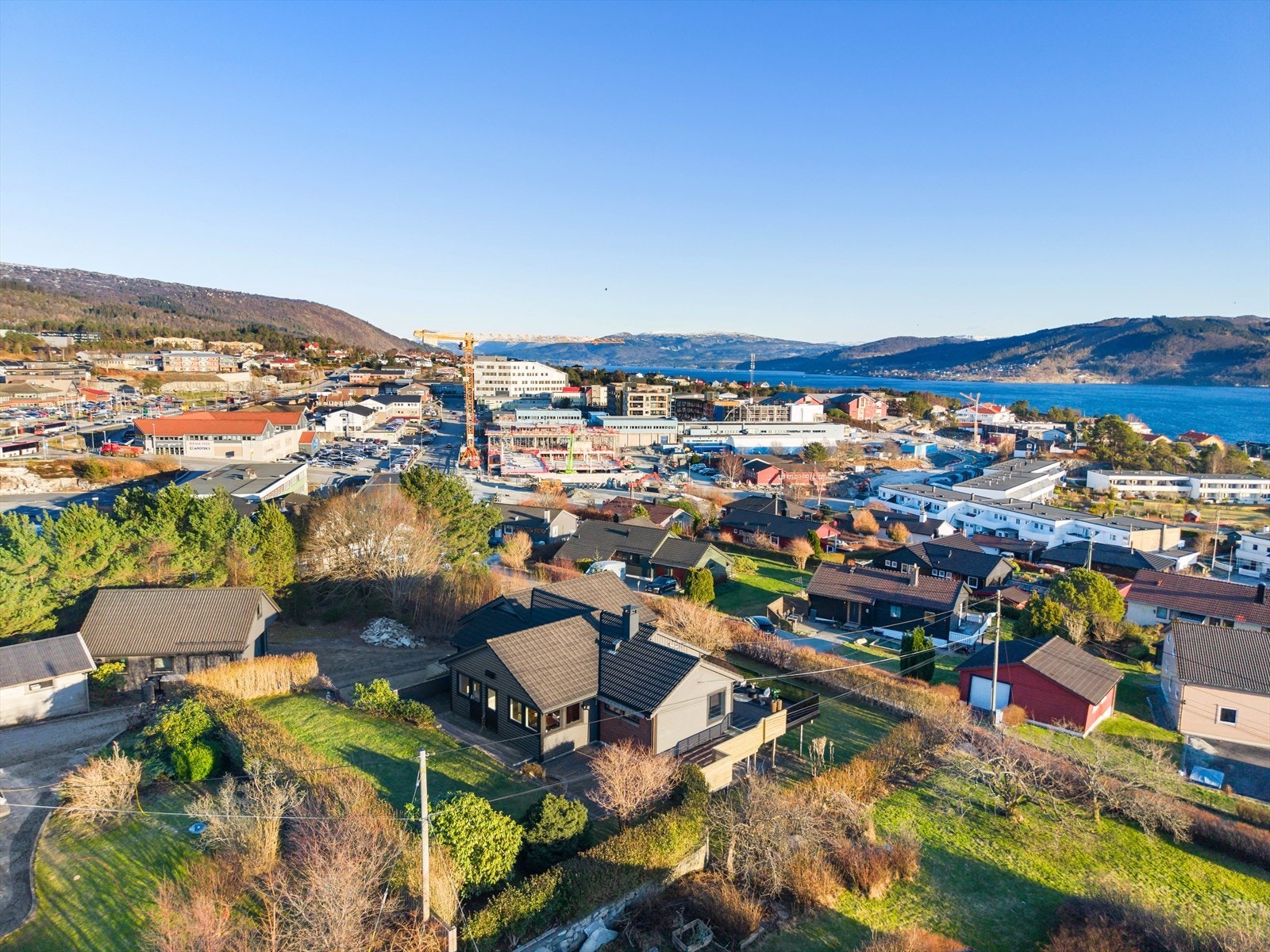 Det er ingen tvil om at man har en sentral beliggenhet! Fra eiendommen er det kort gangavstand til alt av butikker og spisesteder Knarvik har å by på. Galleribilde