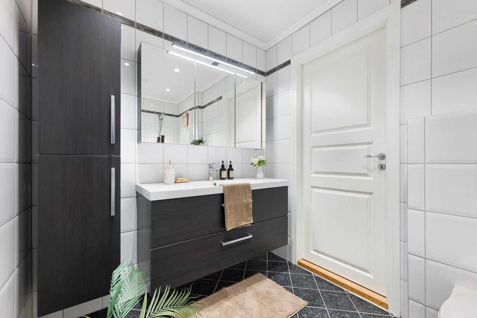 Badet i denne etasjen er helfiset og moderne, med innredning som vegghengt wc, badekar med dusjløsning og servantinnredning med skuffer samt skap og speilskap. Galleribilde