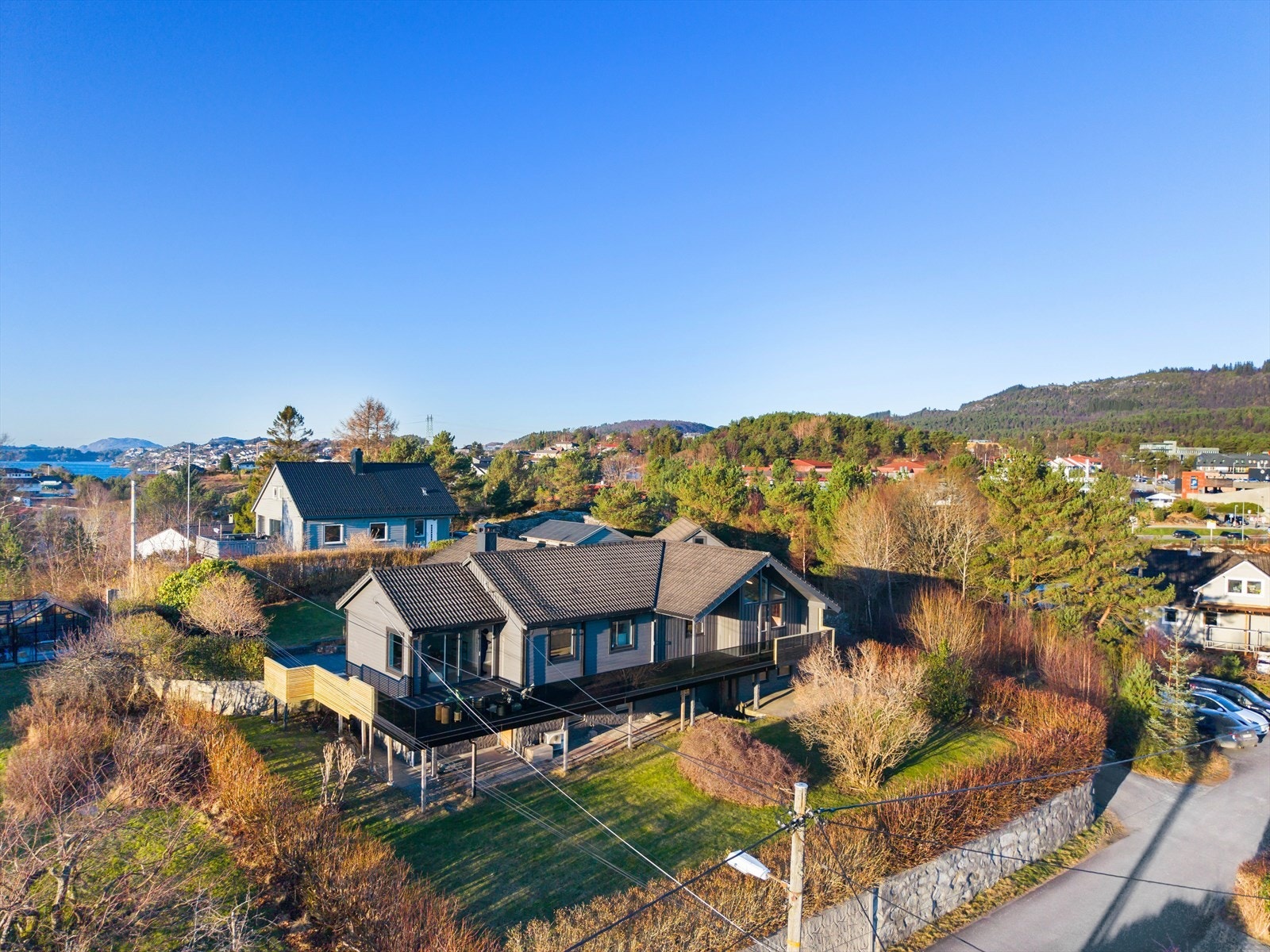 Hagen er pent opparbeidet med gressplen rundt huset, fine hekker, prydbusker, gårdsrom for parkering og fine uteplasser/terrasser. Galleribilde