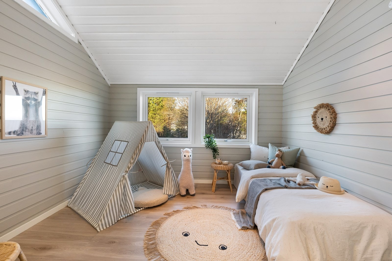 Flott barnerom vegg i vegg med hovedsoverommet. Her er det god plass for seng og barnelek. Galleribilde