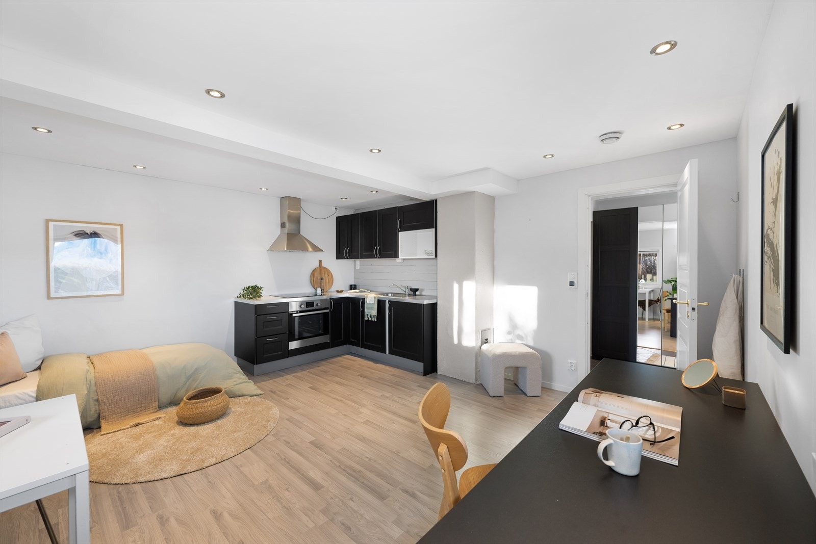 De fleste rom i denne etasjen har varmekabler i gulv samt at man finner delvis balansert ventilasjon med varmegjenvinning. Galleribilde