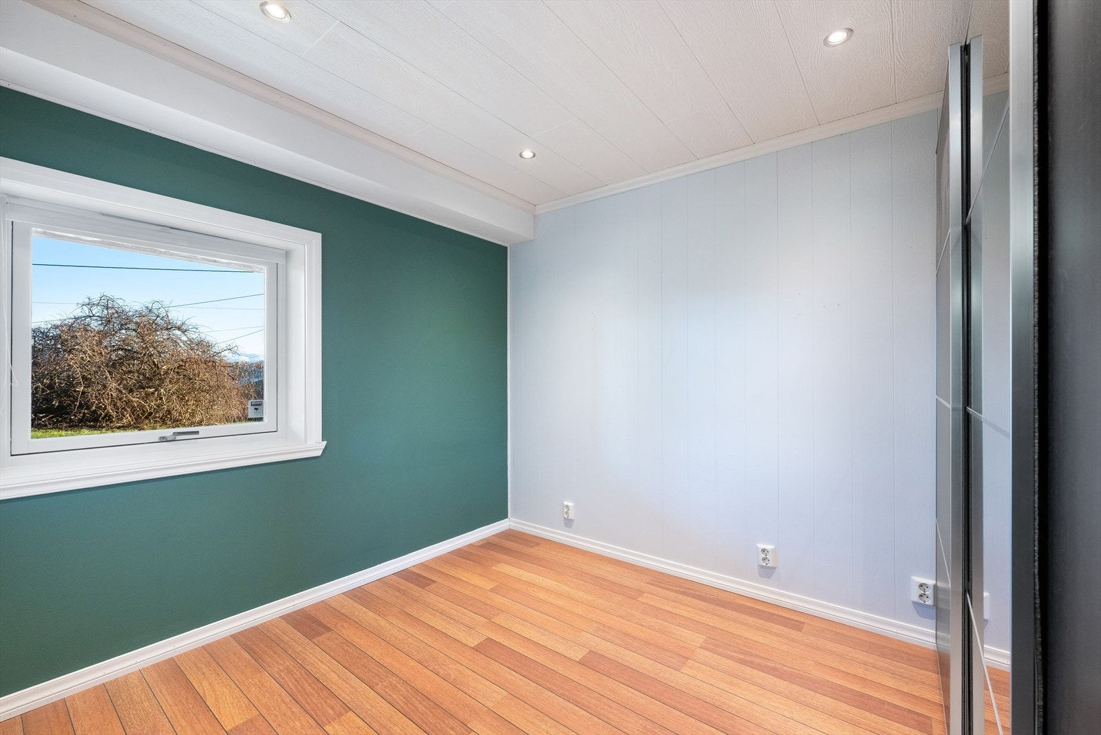 Begge er av god størrelse og har plass for seng og garderobe med mer. Galleribilde