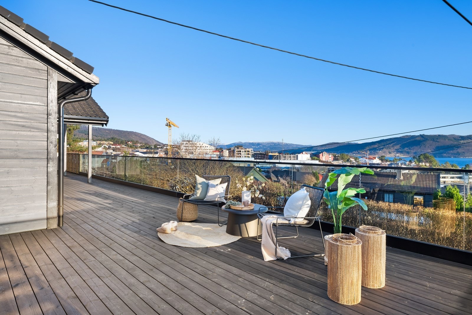 God utsikt også til sentrale Knarvik. Galleribilde