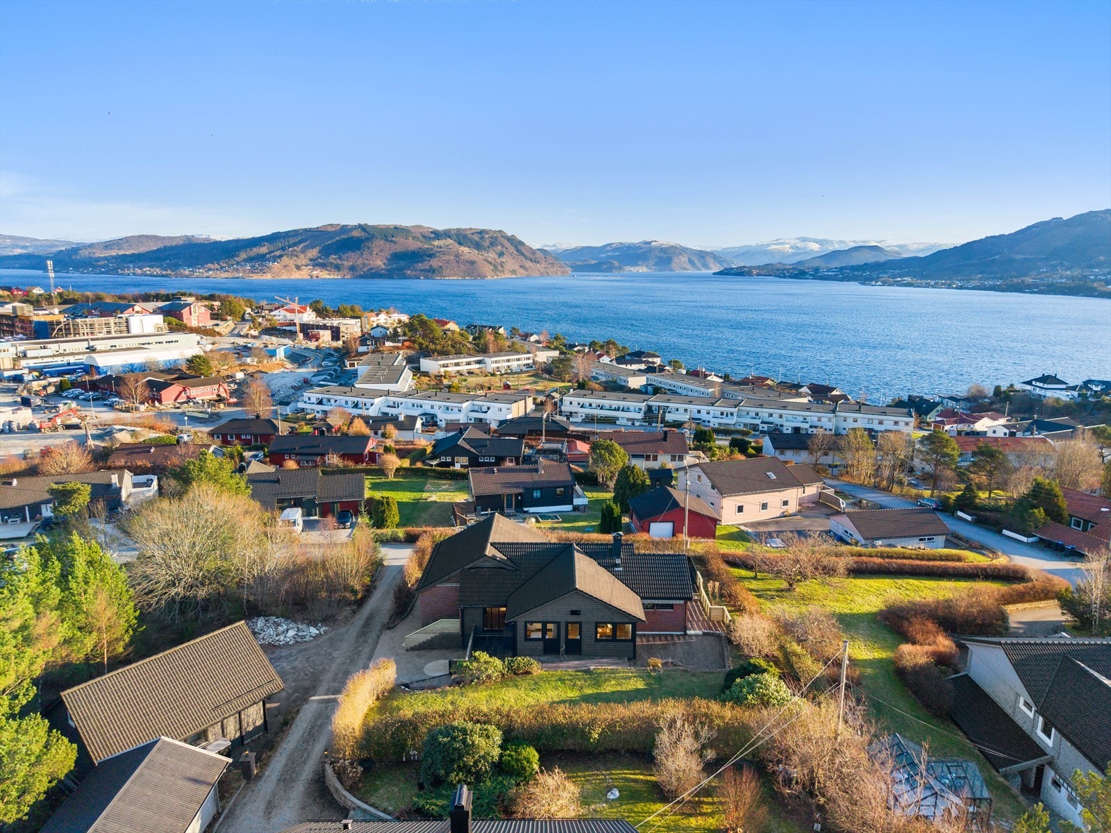 Det er også kun kort gange til bussknutepunkt og hurtigbåt med daglige avganger til Bergen sentrum. Galleribilde