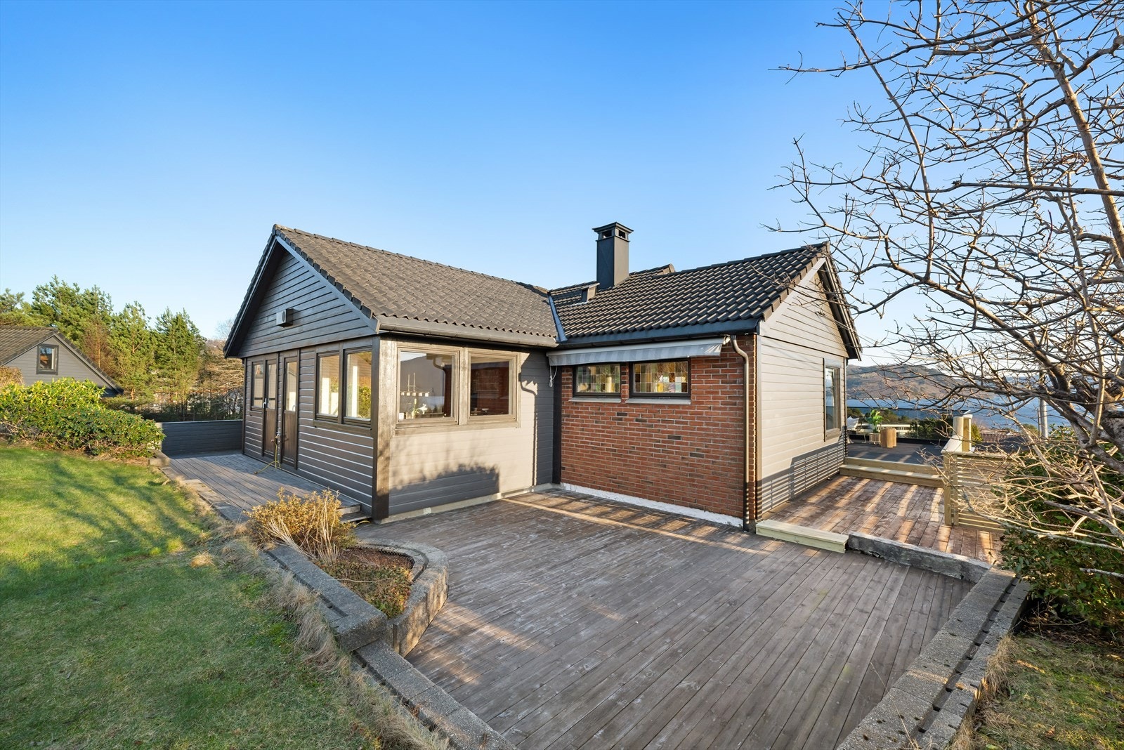 På kjøkkensiden nyter man kveldssolen lengst på sommerstid. Galleribilde