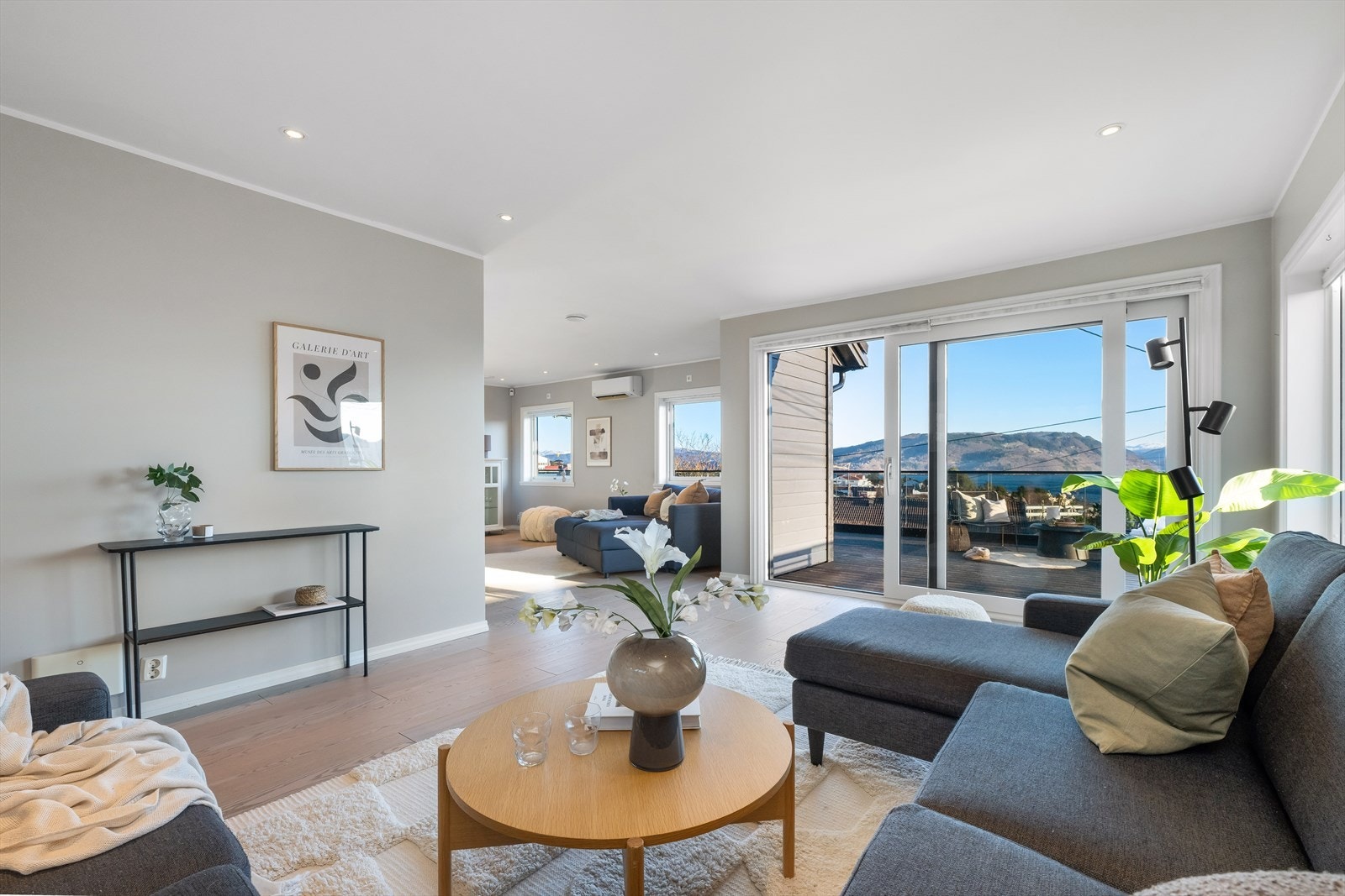 Koselig tv-krok med god plass for stor sittegruppe med plass for hele familien. Galleribilde