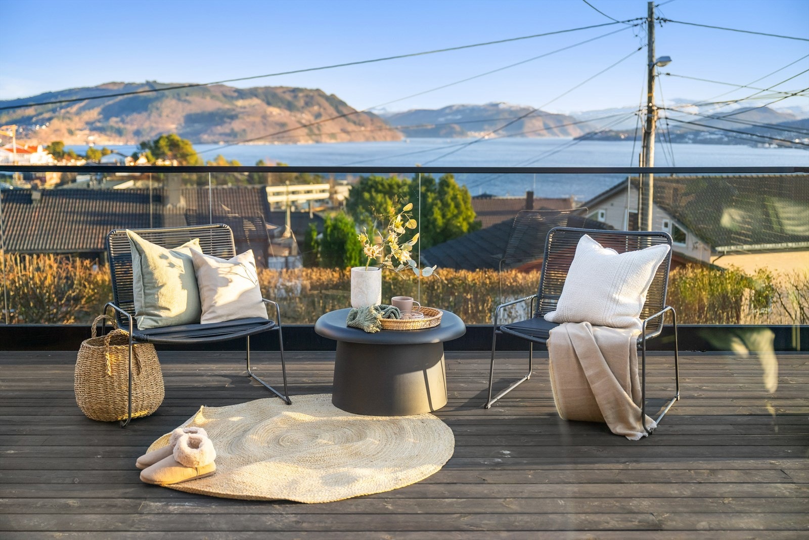 Her finner man en stor familiebolig over 2 plan, med garasje på egen tomt. Eiendommen nyter godt av flott utsikt og meget gode solforhold året rundt. Galleribilde