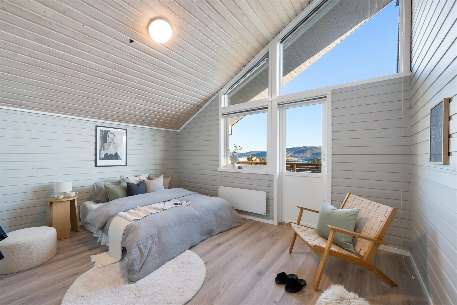 Deilig stort hovedsoverom med god plass for stor dobbeltseng og rikelig av garderobeplass med mer. Galleribilde