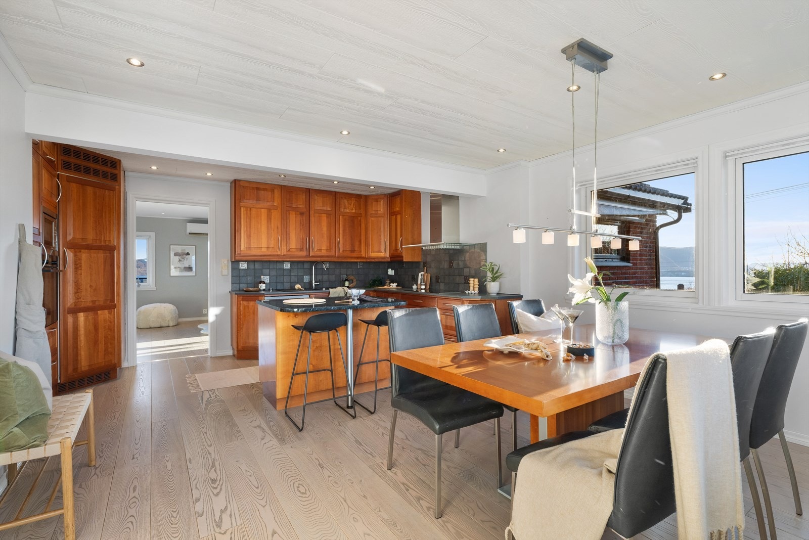 Kjøkkenet har også god plass for stort spisebord med god plass for familien til middag. Fra kjøkkenet er det også tilkomst til stort praktisk vaskerom. Galleribilde