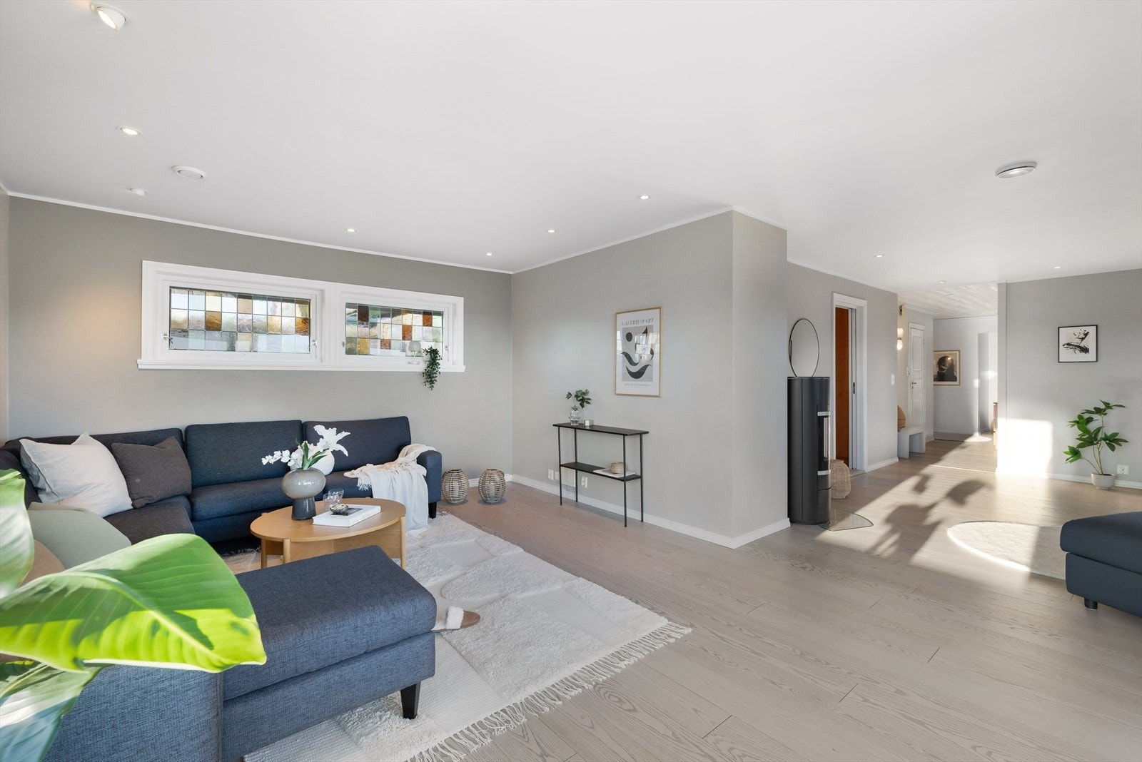 Stuen og etasjen for øvrig er malt i lyse duse farger. Galleribilde