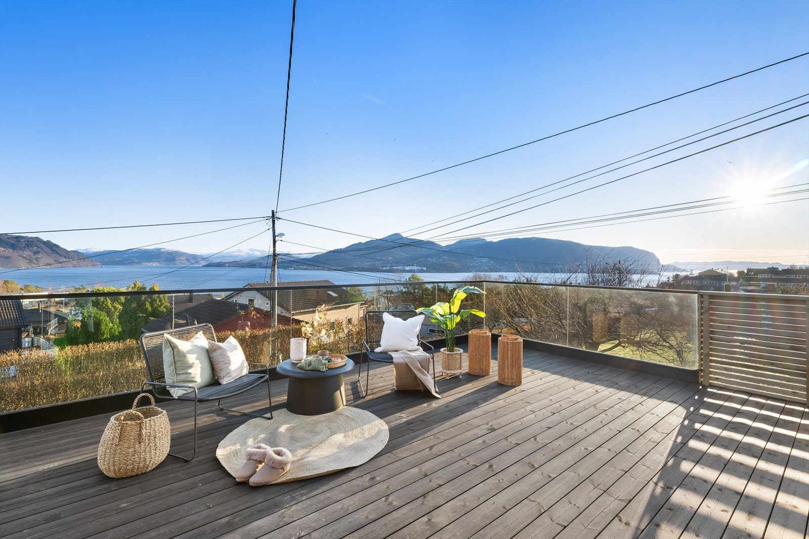 Eiendommen har fine utearealer med store terrasseflater. Her nyter man utsikten til Osterfjorden og Osterøy samt inn Sørfjorden og til Hylkje. Galleribilde