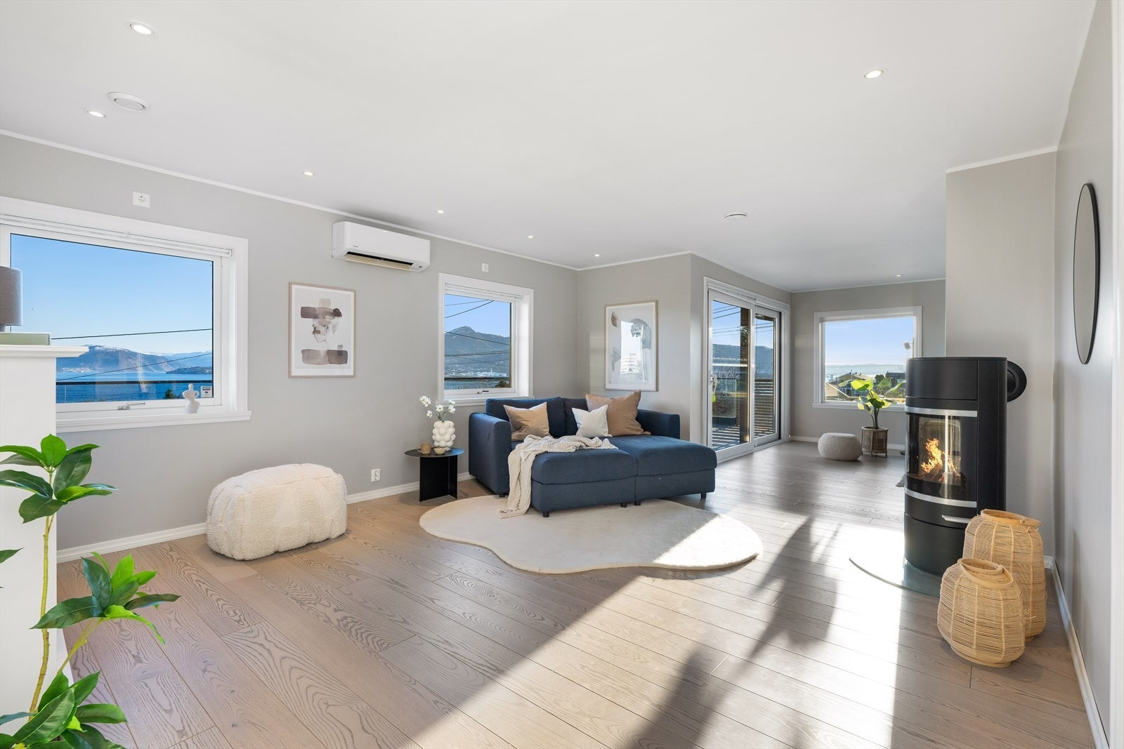 Stor stue med rikelig plass for flere sittegrupper og spisebord med mer. Galleribilde