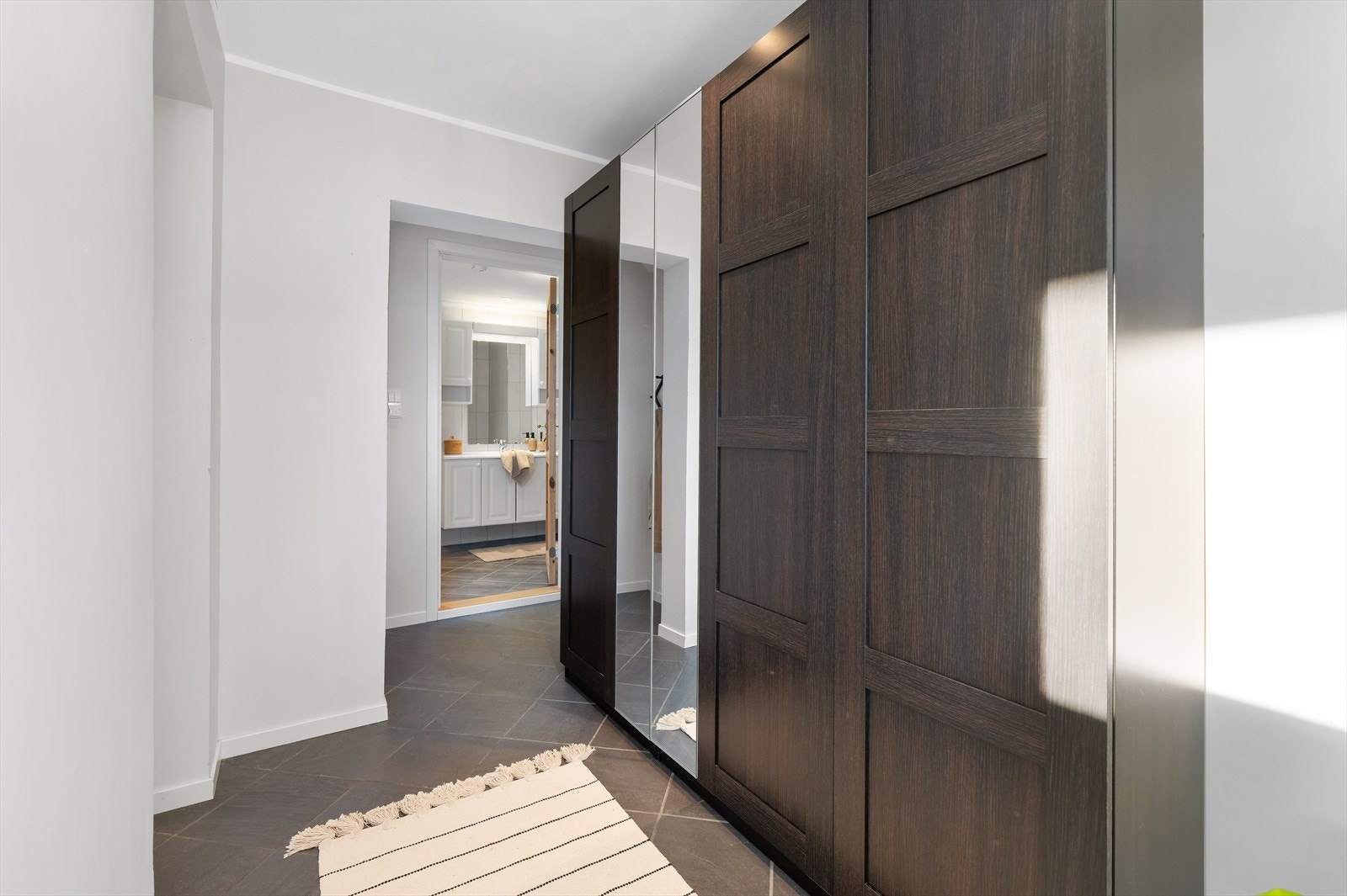 I underetasjen er det egen tilkomst til hybelen fra hage. God garderobeplass her i entré/gang til yttertøy og annet. Galleribilde