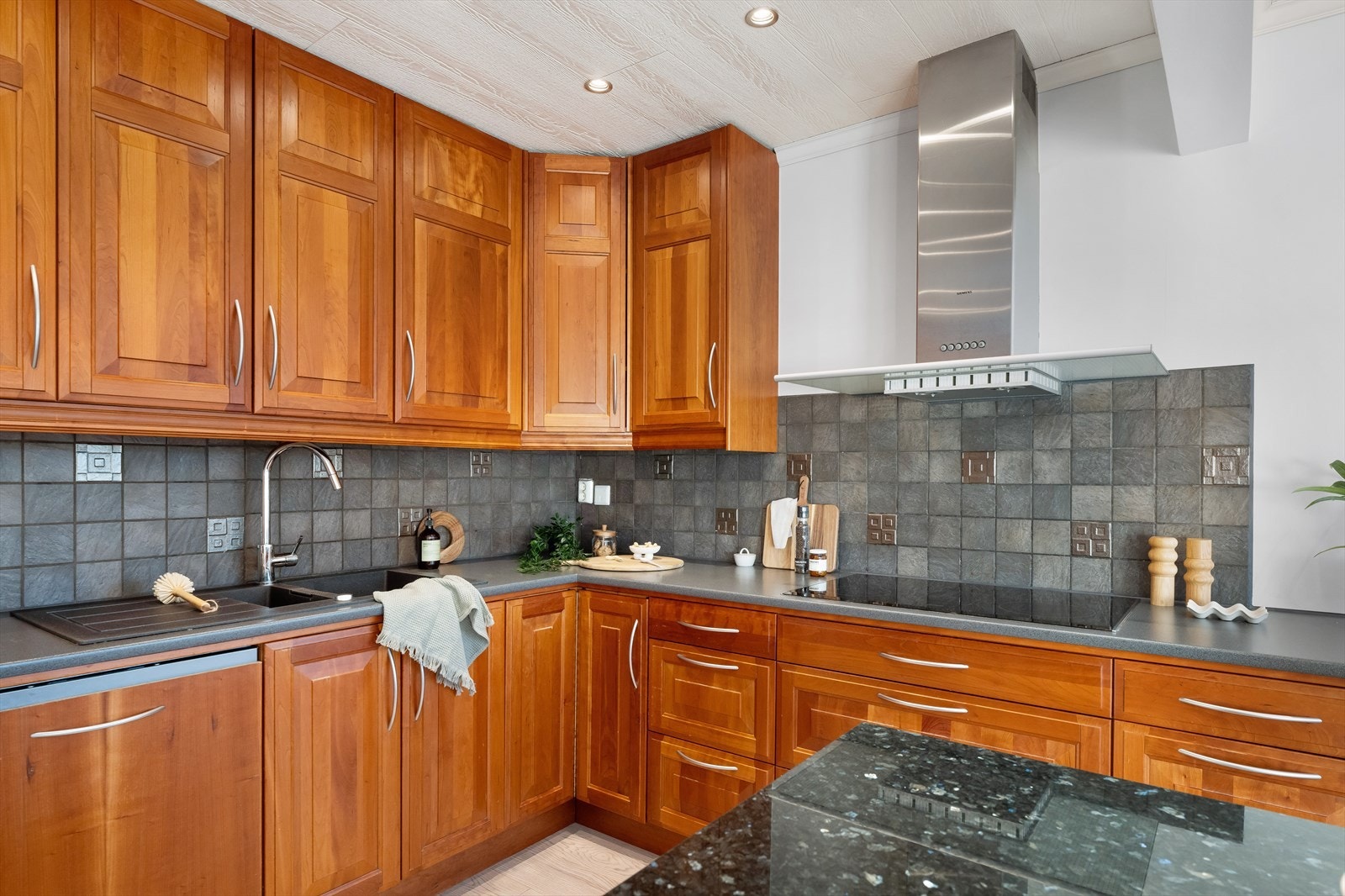 Godt med benkeplass og med praktisk kjøkkenøy som også har oppbevaringsplass. Hvitevarer som hjørnekjøleskap, oppvaskmaskin, stekeovn og steketopp medfølger. Galleribilde